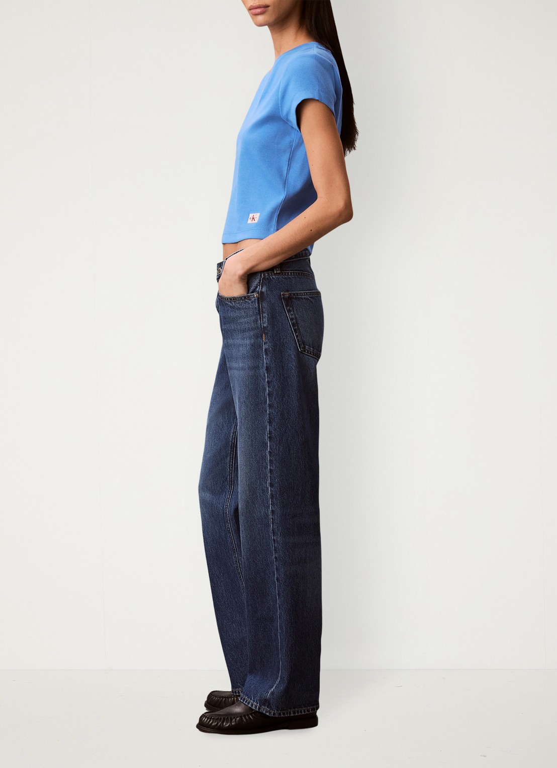 Calvin Klein Ribgebreid cropped T-shirt met V-hals - detail 5 marina-cg1 /  blauw