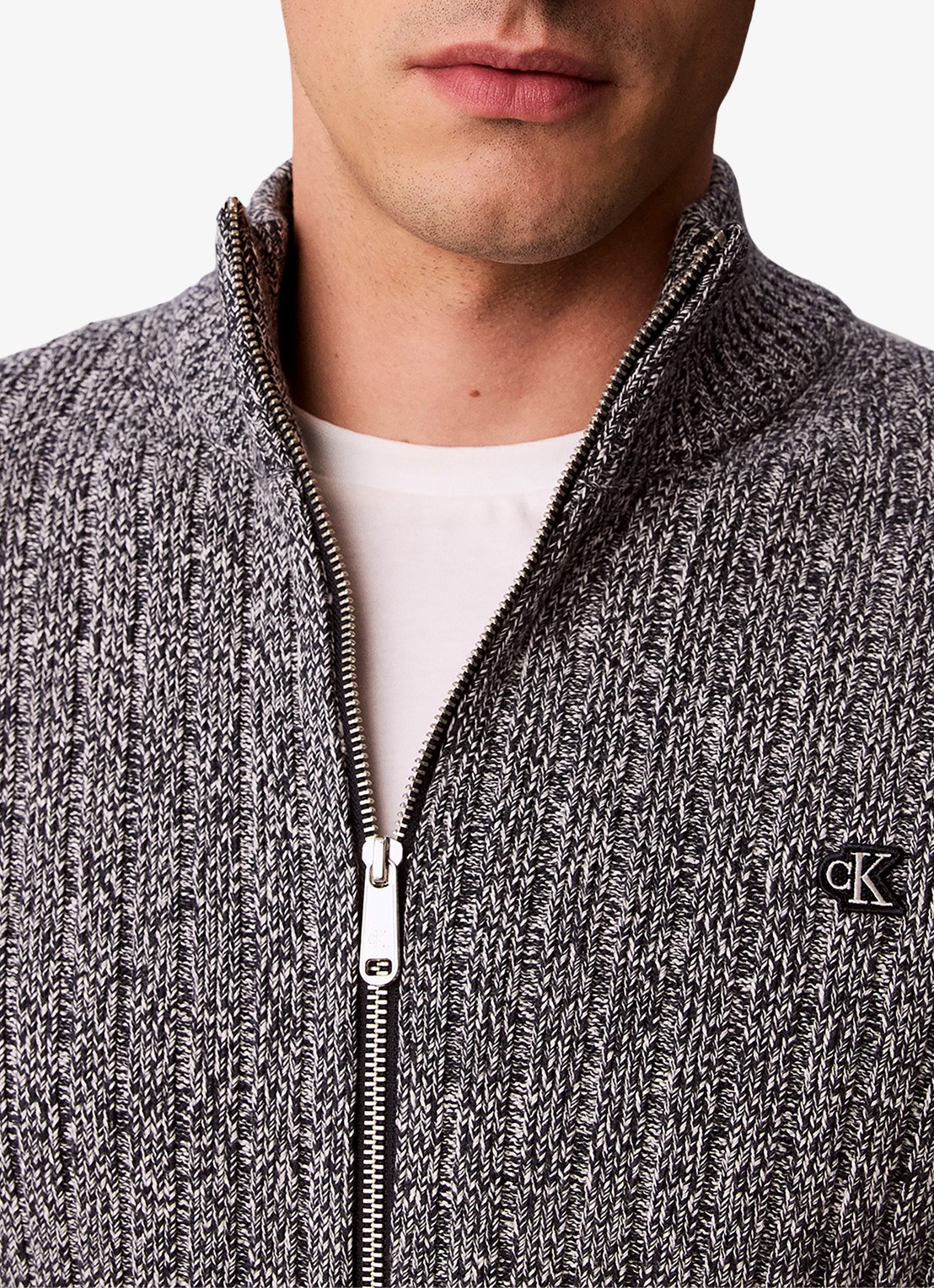 Calvin Klein Ribgebreid vest met logoborduring - detail 2 grijs
