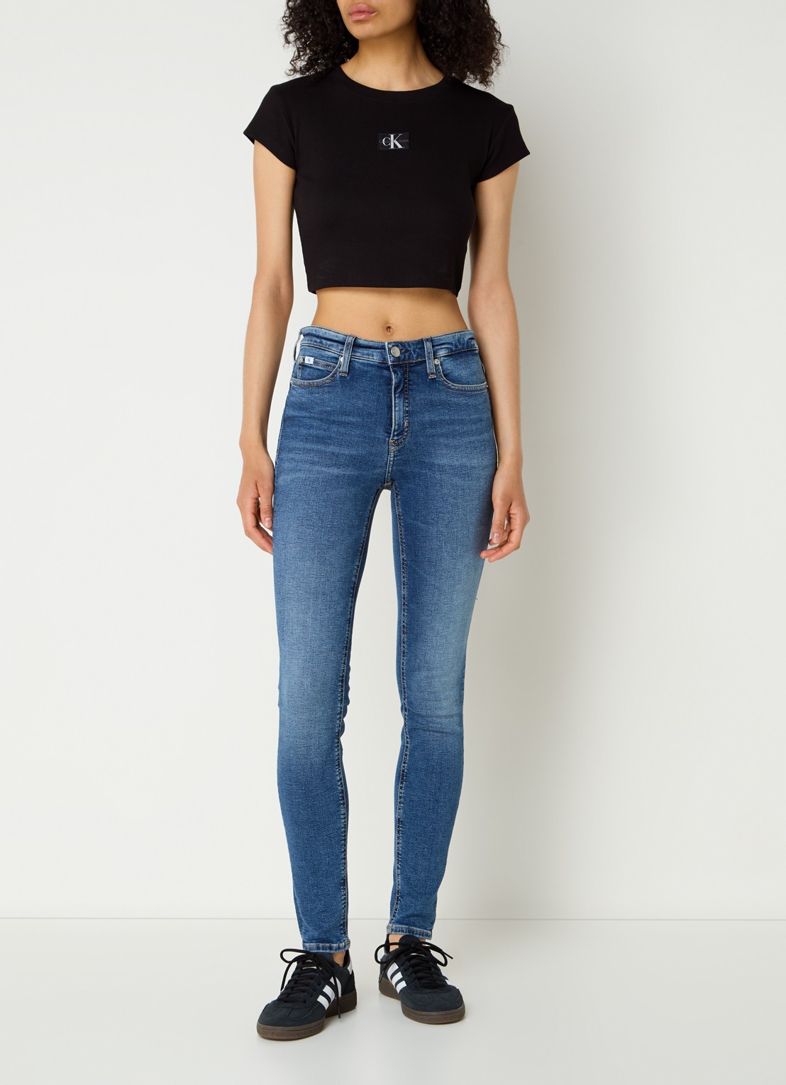 Calvin Klein Ribgebreide crop top met logo - voorkant 3 zwart