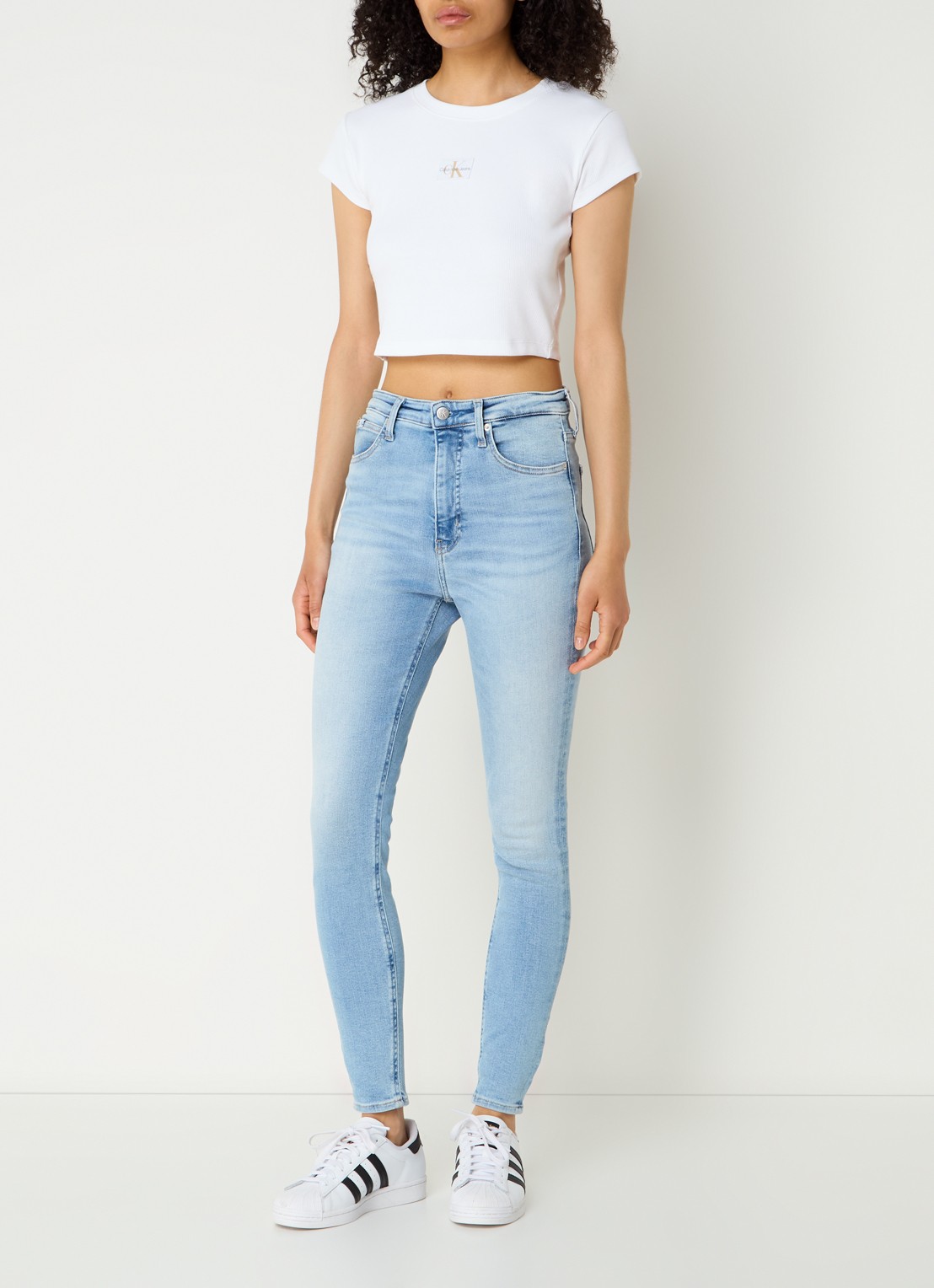 Calvin Klein Ribgebreide crop top met logo - voorkant 3 wit