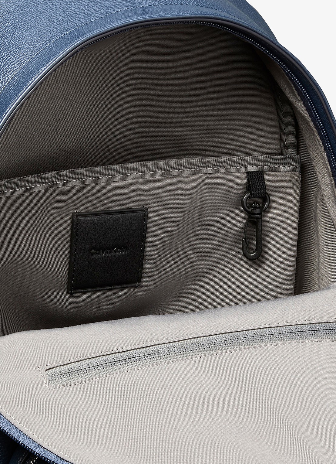Calvin Klein Rugzak met laptopvak - detail 2 blue nights-cci / blauw