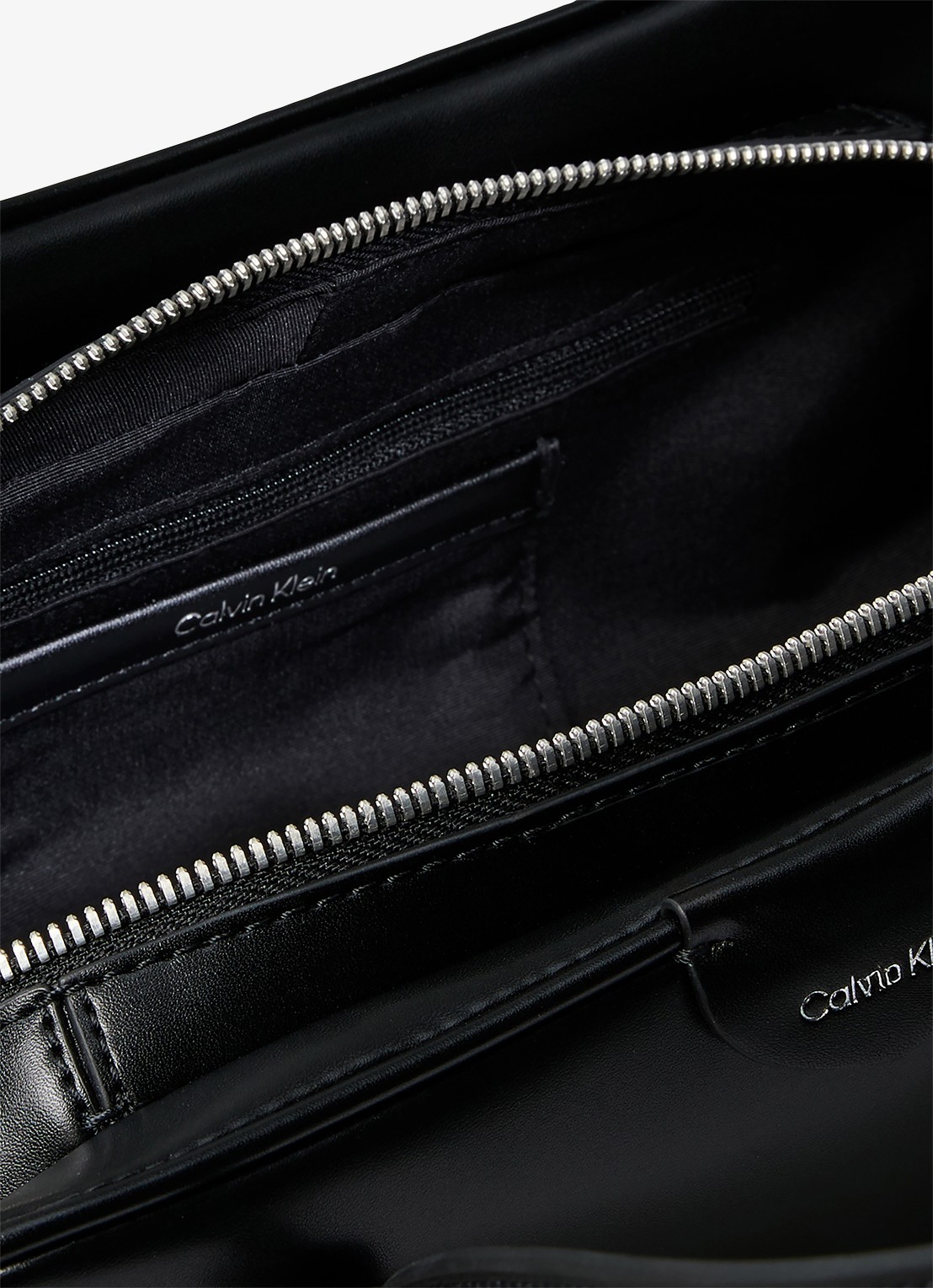 Calvin Klein Schoudertas met logo - detail 4 black-ub1 /  zwart