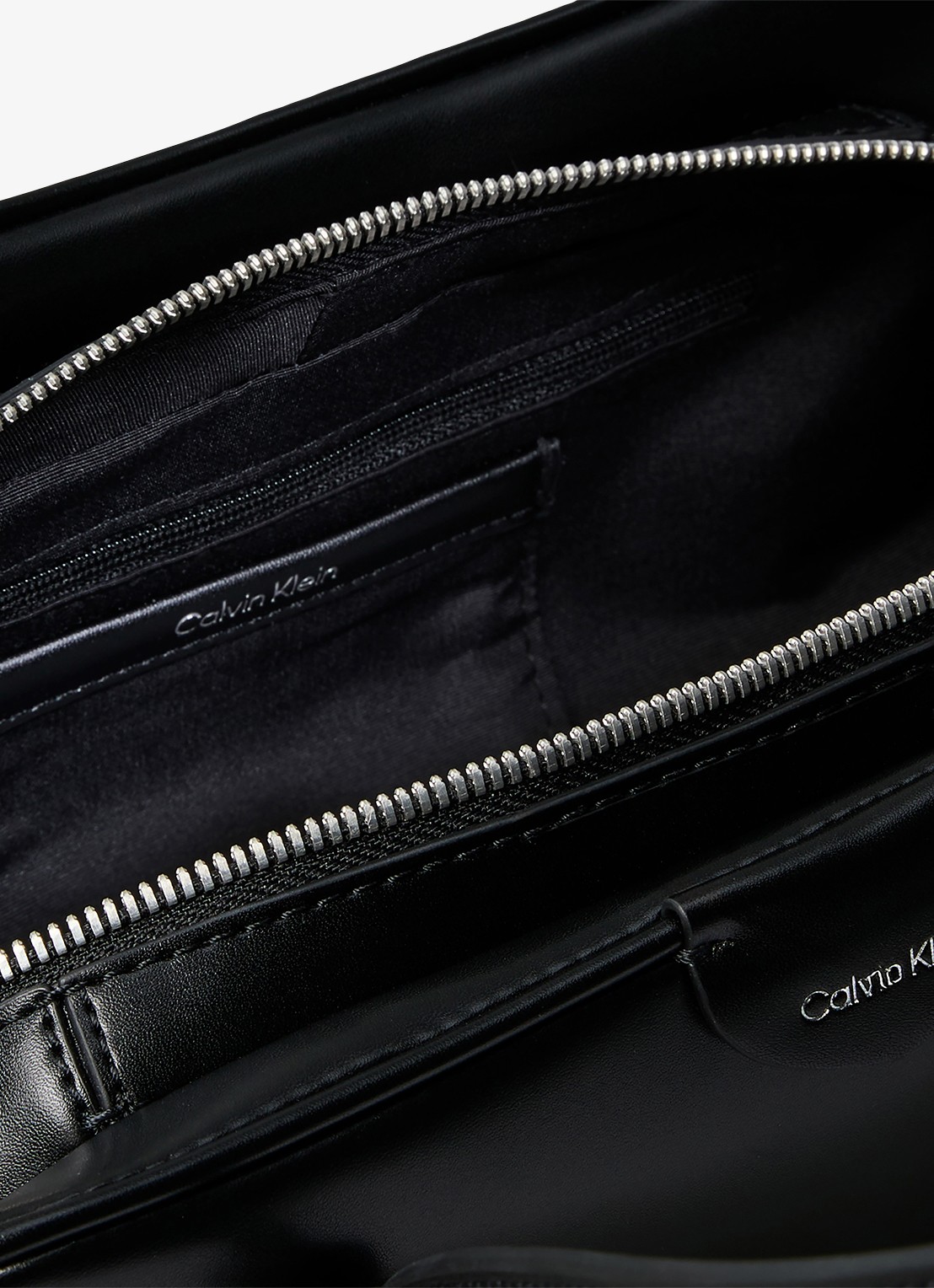 Calvin Klein Schoudertas met logo - detail 5 black-ub1 /  zwart