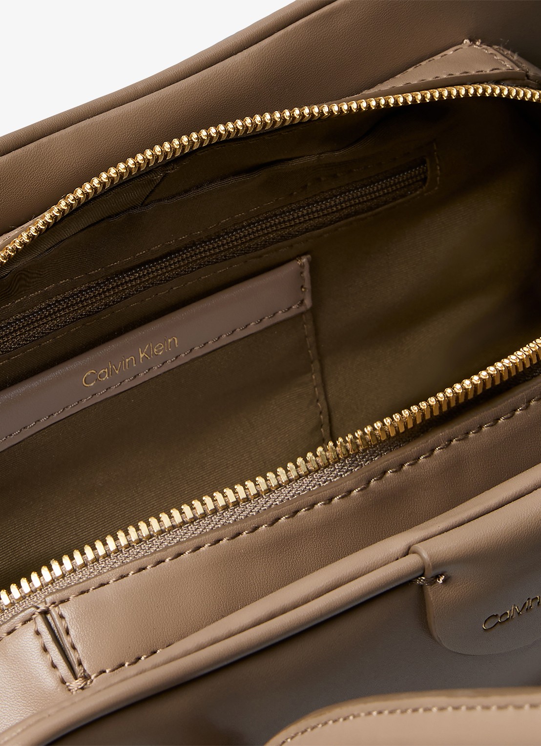 Calvin Klein Schoudertas met logo - detail 2 desert taupe-vfu /  beige