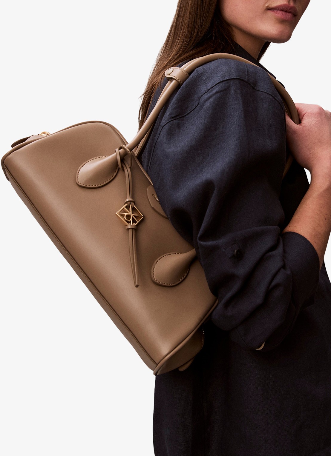 Calvin Klein Schoudertas met logo - detail 3 desert taupe-vfu /  beige