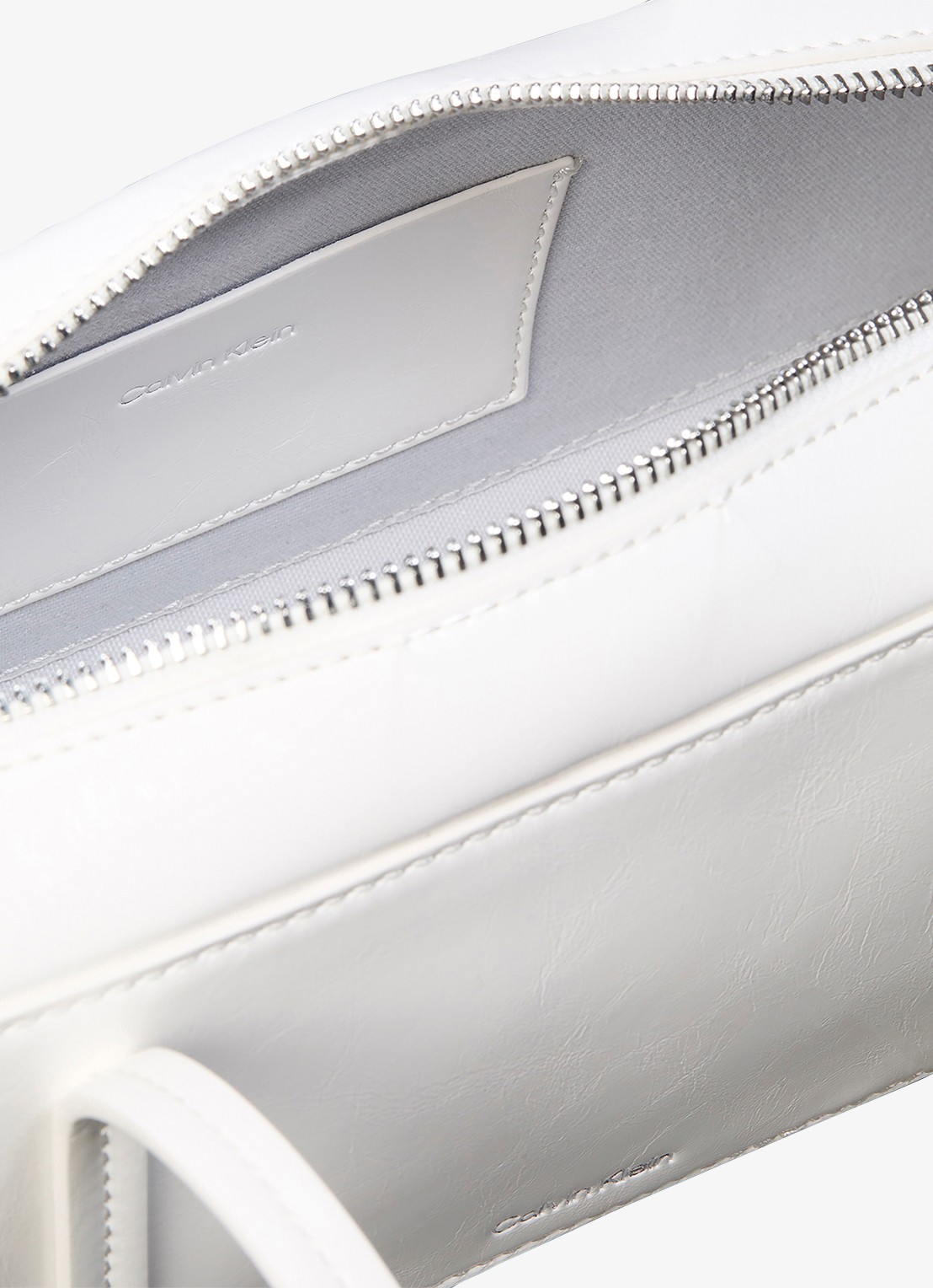 Calvin Klein Schoudertas met logo - detail 3 white alyssum-4lx /  wit