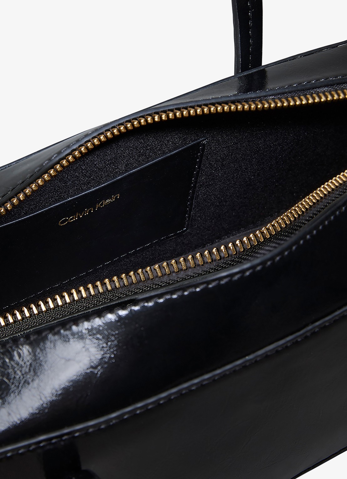 Calvin Klein Schoudertas met logo - detail 2 black-ub1 /  zwart