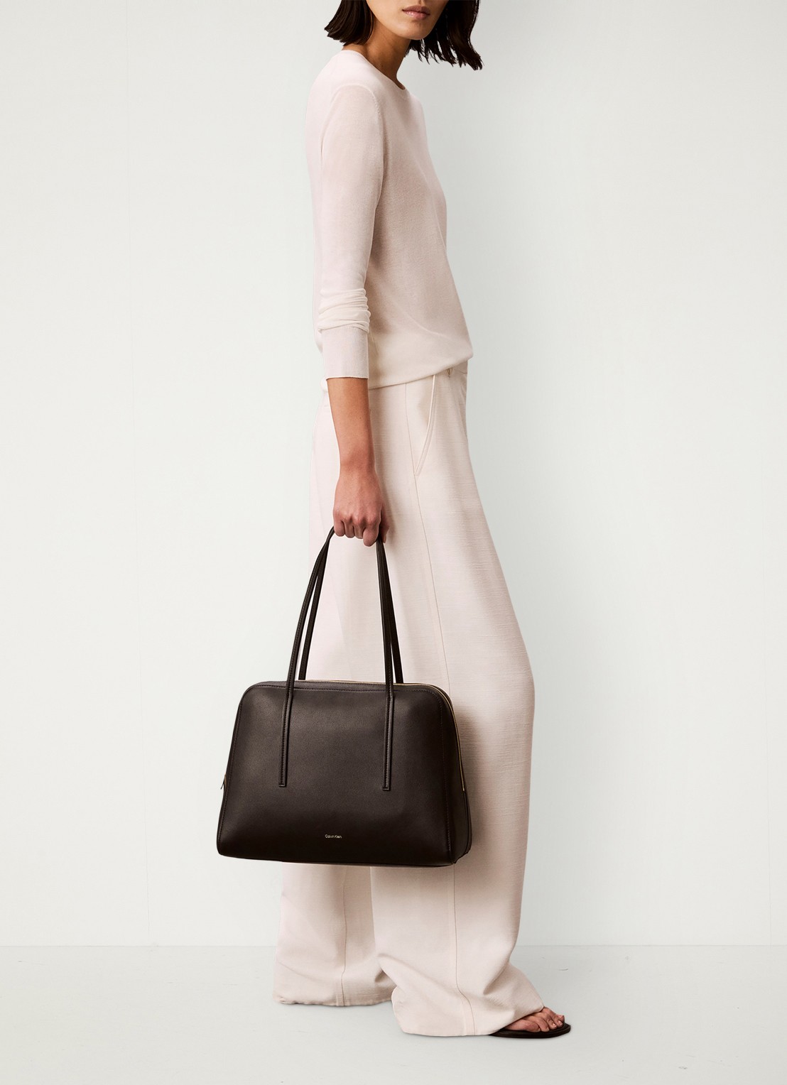 Calvin Klein Schoudertas met logo - voorkant 2 black/toasted coconut-332 /  zwart