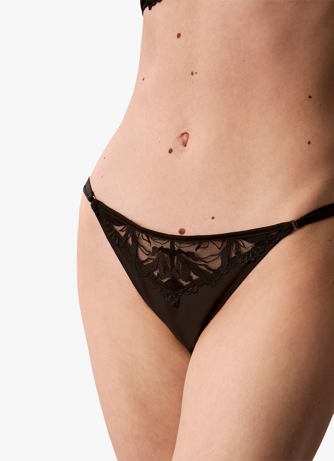 Calvin Klein Slip van satijn met mesh en borduring - achterkant zwart