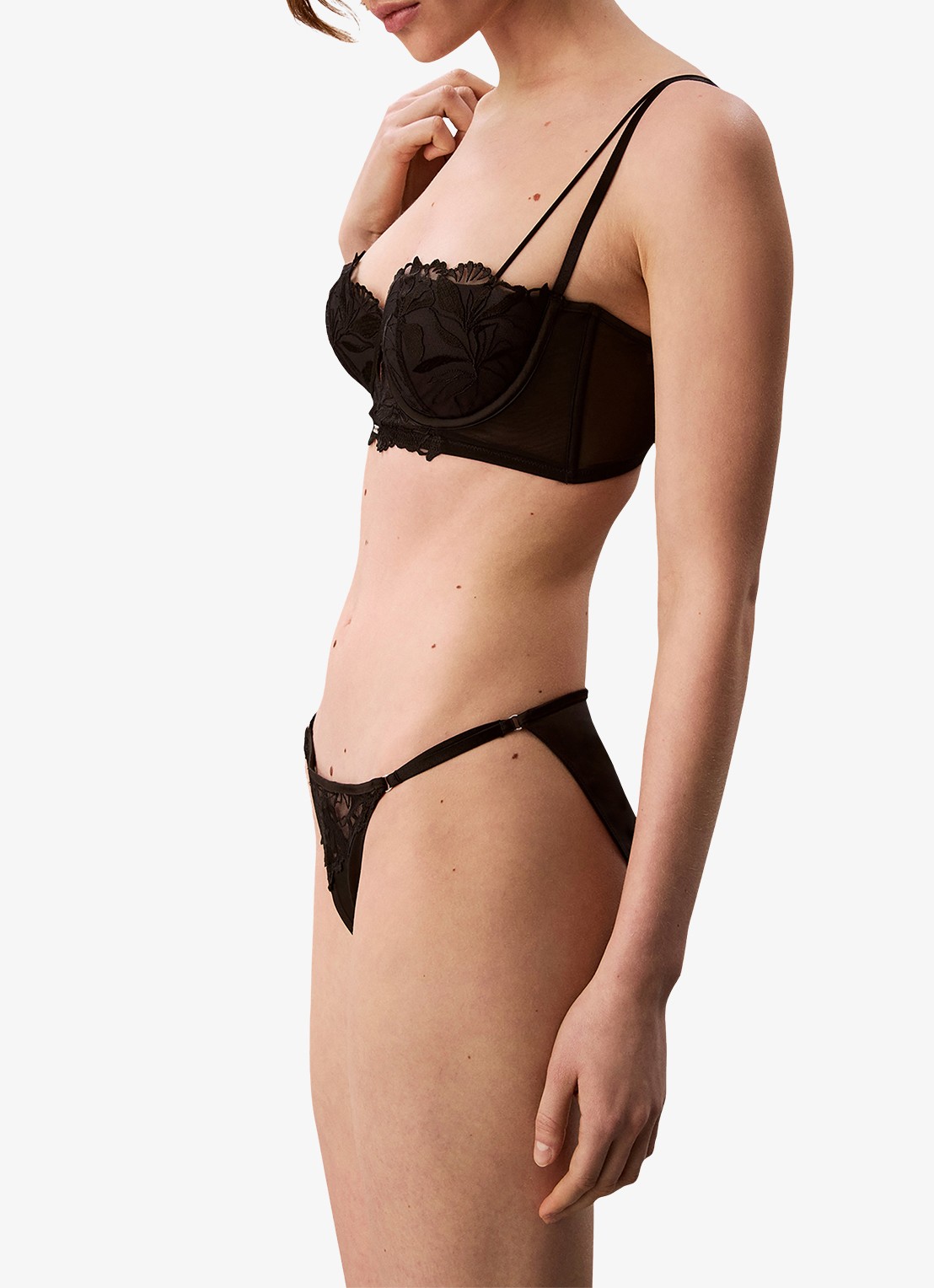 Calvin Klein Slip van satijn met mesh en borduring - detail 4 zwart