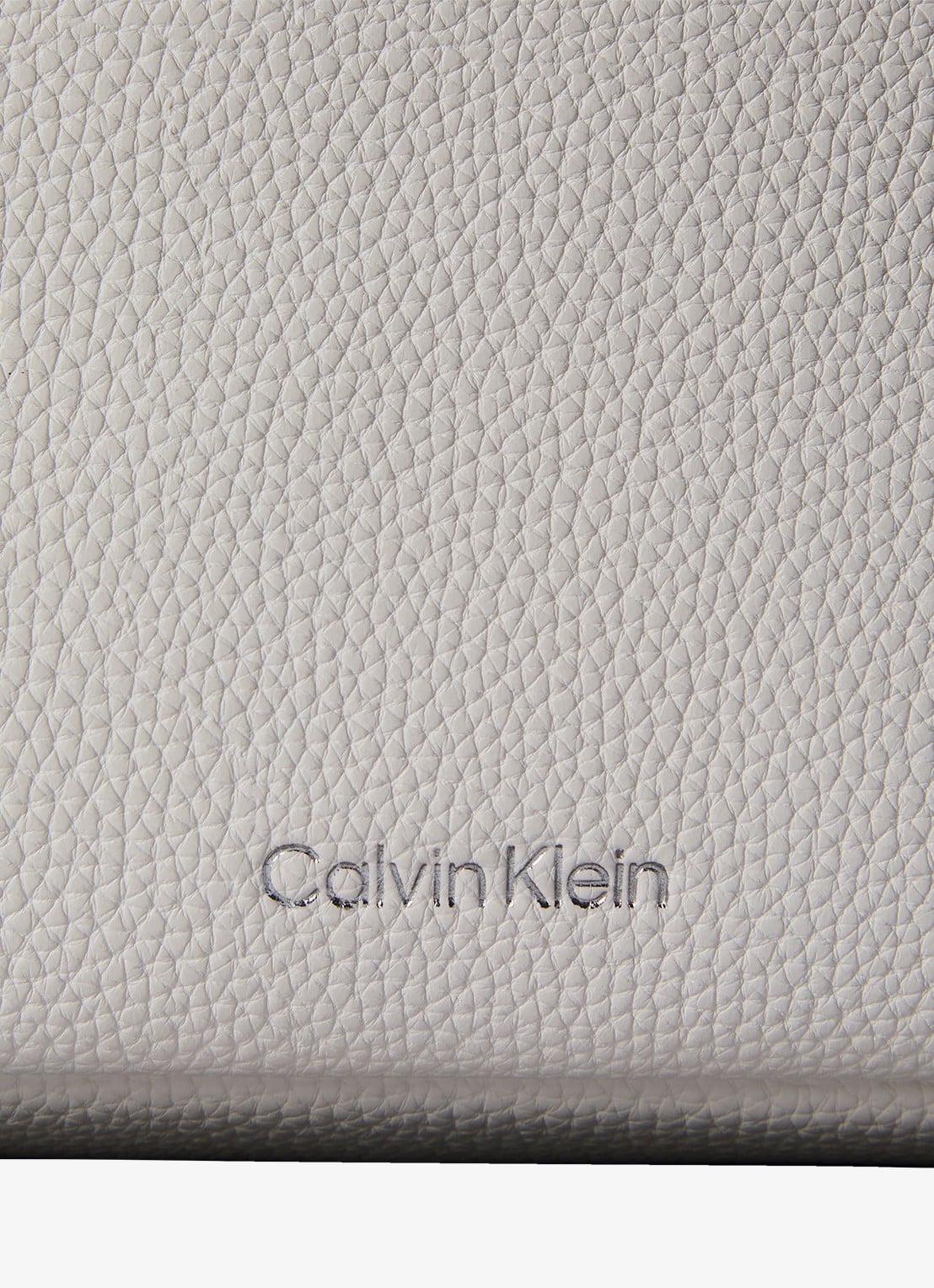 Calvin Klein Slouchy Medium schoudertas met structuur en logo  - detail 2 wit