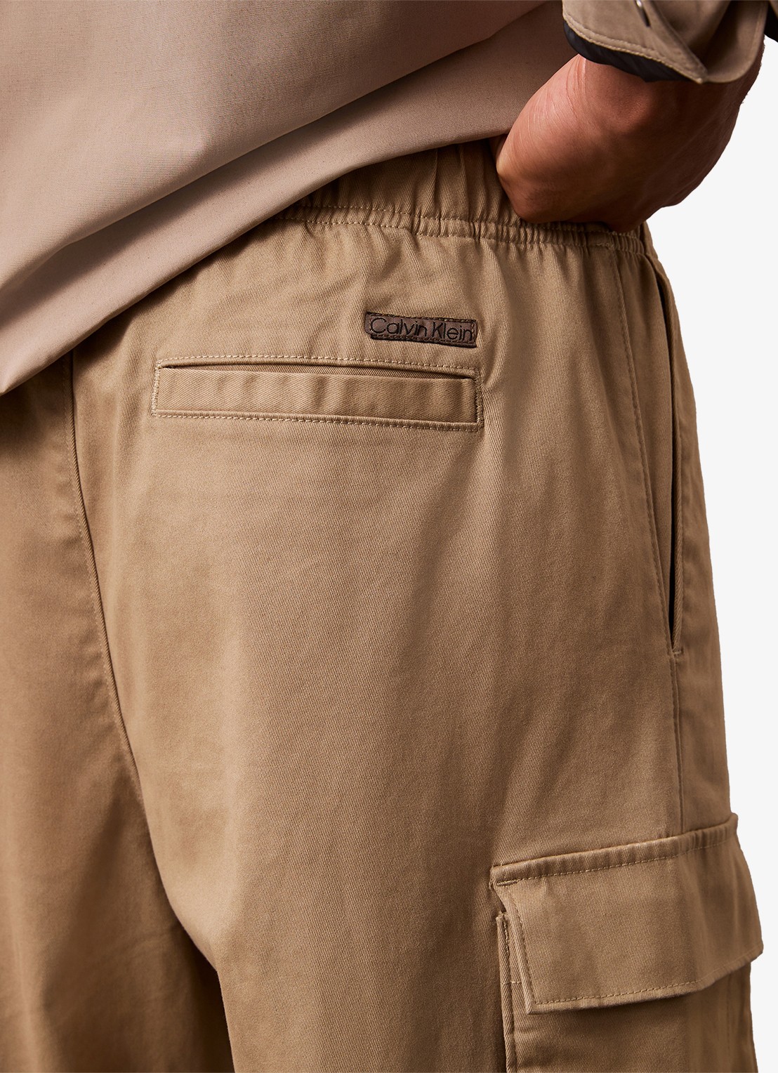 Calvin Klein Straight fit cargobroek met steekzakken - detail donkerbruin