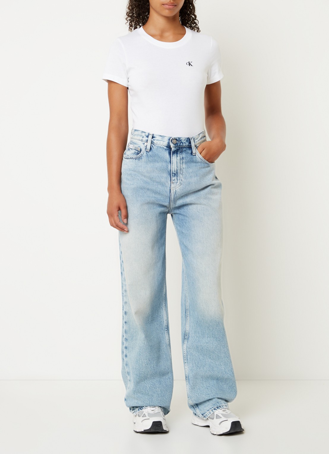 Calvin Klein T-shirt met logoborduring - voorkant 3 wit