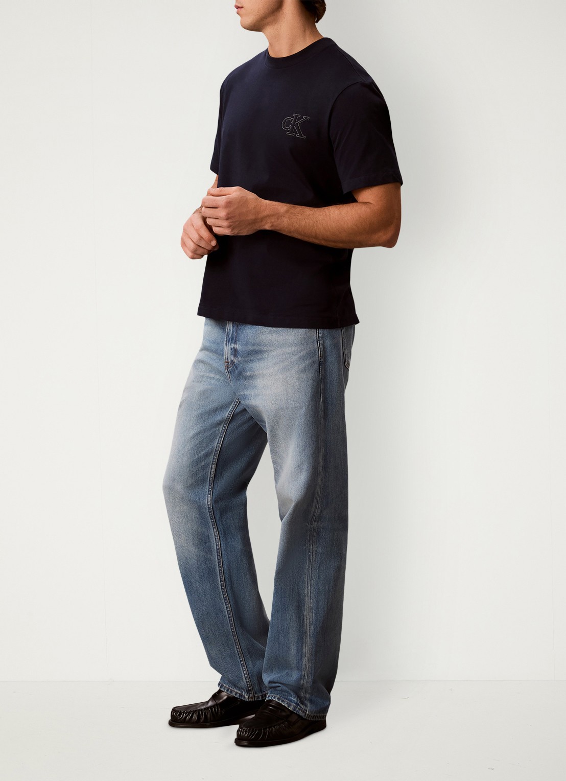 Calvin Klein T-shirt met logoborduring - voorkant 6 donkerblauw