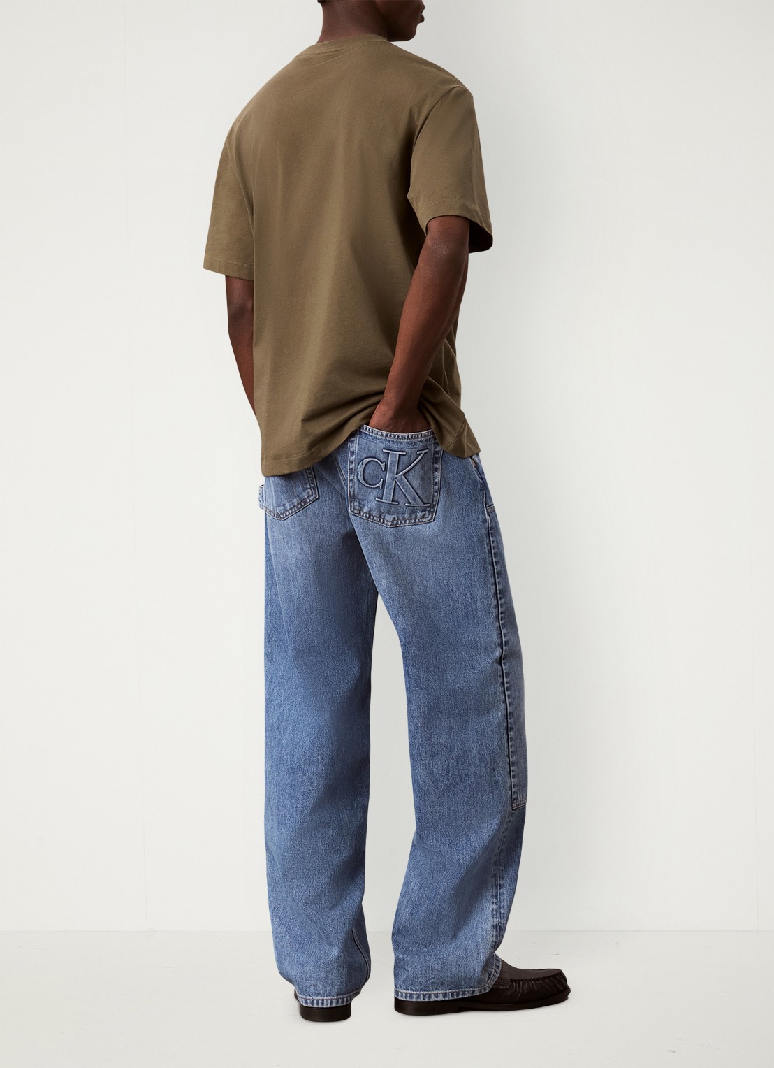 Calvin Klein T-shirt met logoborduring - achterkant 3 olive night-li1 / groen