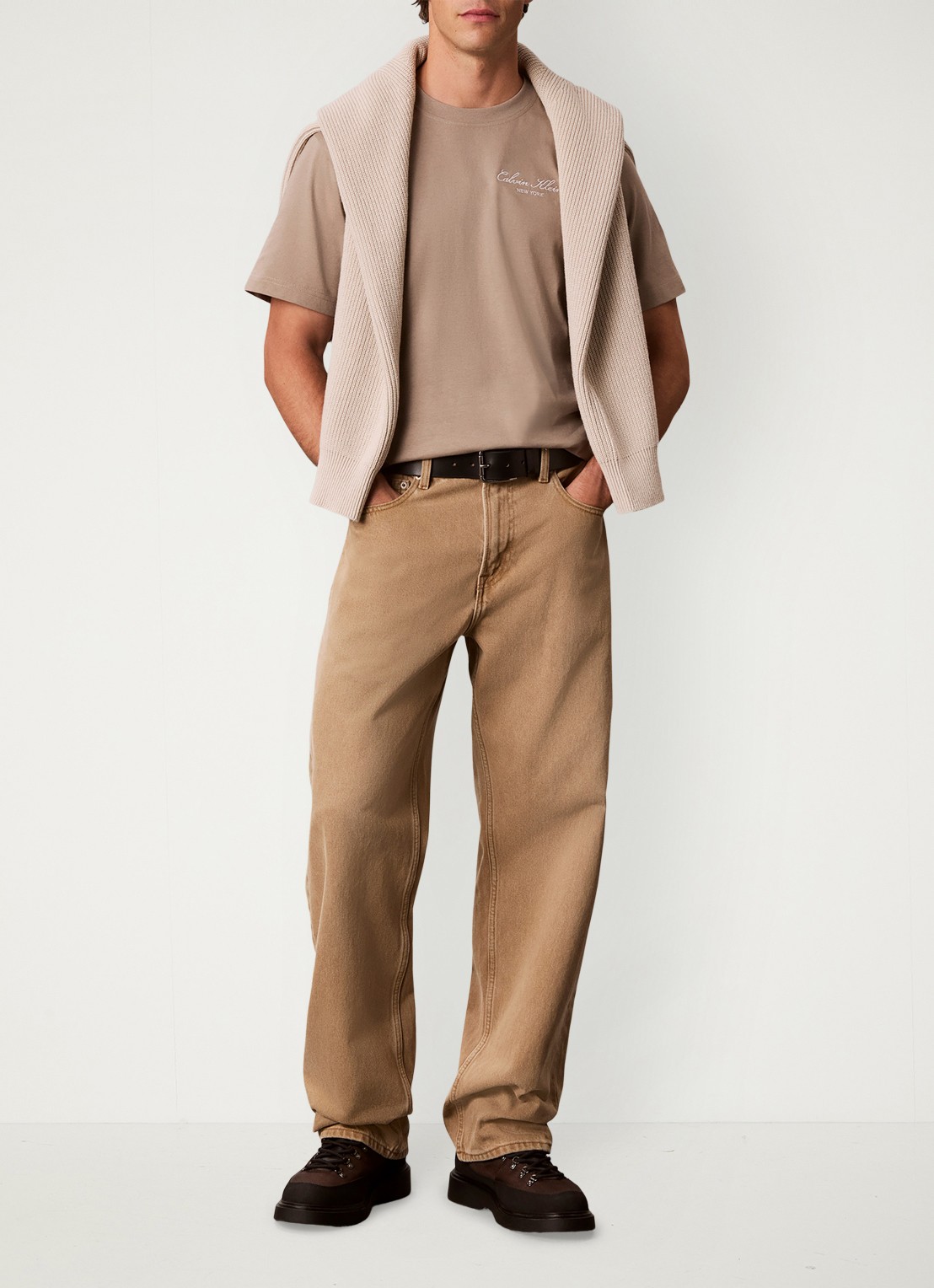 Calvin Klein T-shirt met logoborduring - voorkant 2 beige