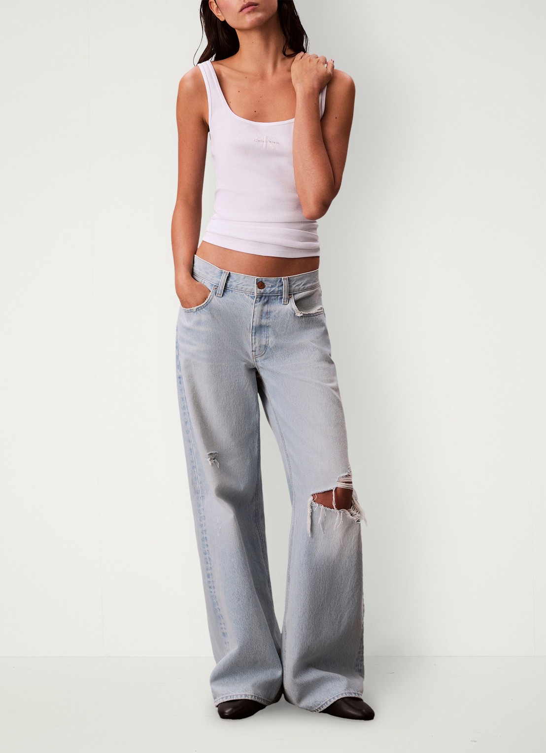 Calvin Klein Tanktop met logoborduring en ribstructuur - voorkant 2 wit