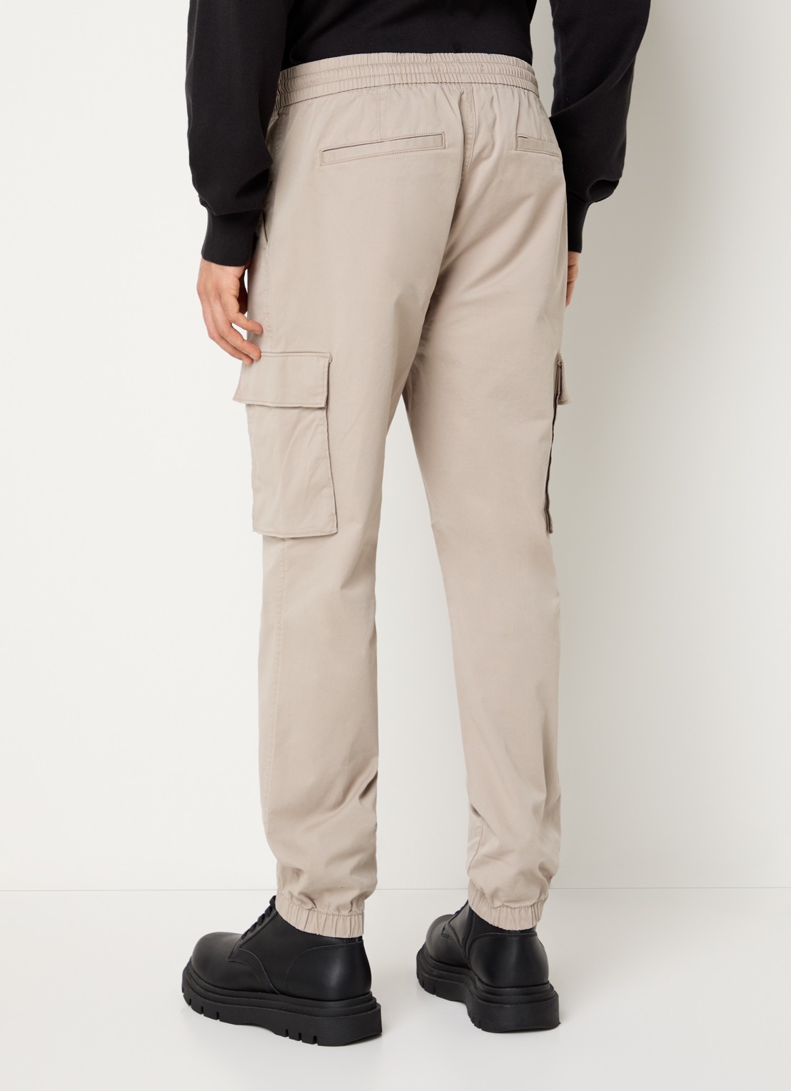 Calvin Klein Tapered fit cargobroek met logo - achterkant 3 beige