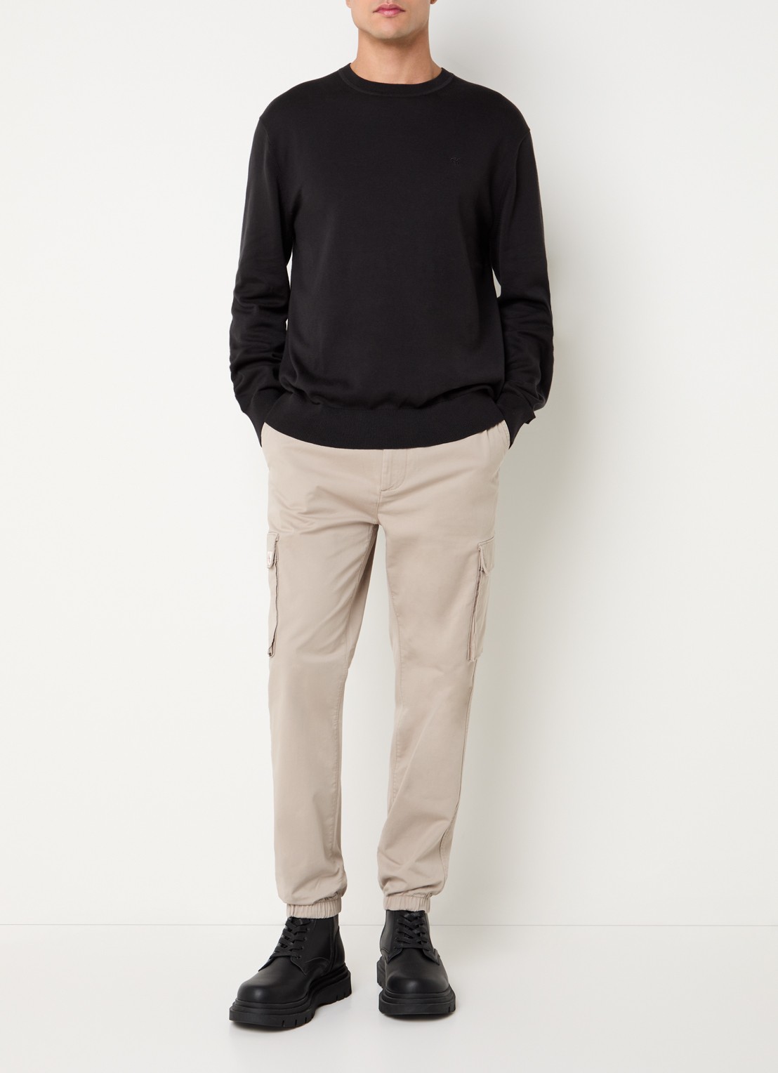 Calvin Klein Tapered fit cargobroek met logo - voorkant 5 beige