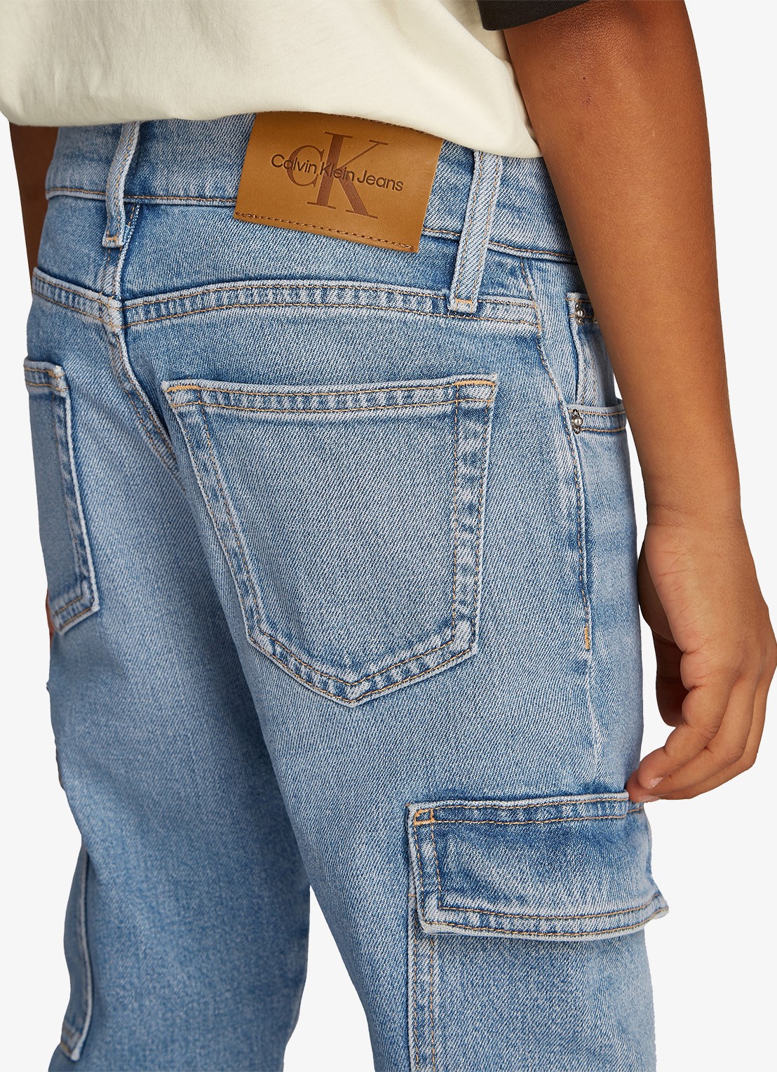 Calvin Klein Tapered fit cargojeans met steekzakken - detail denim
