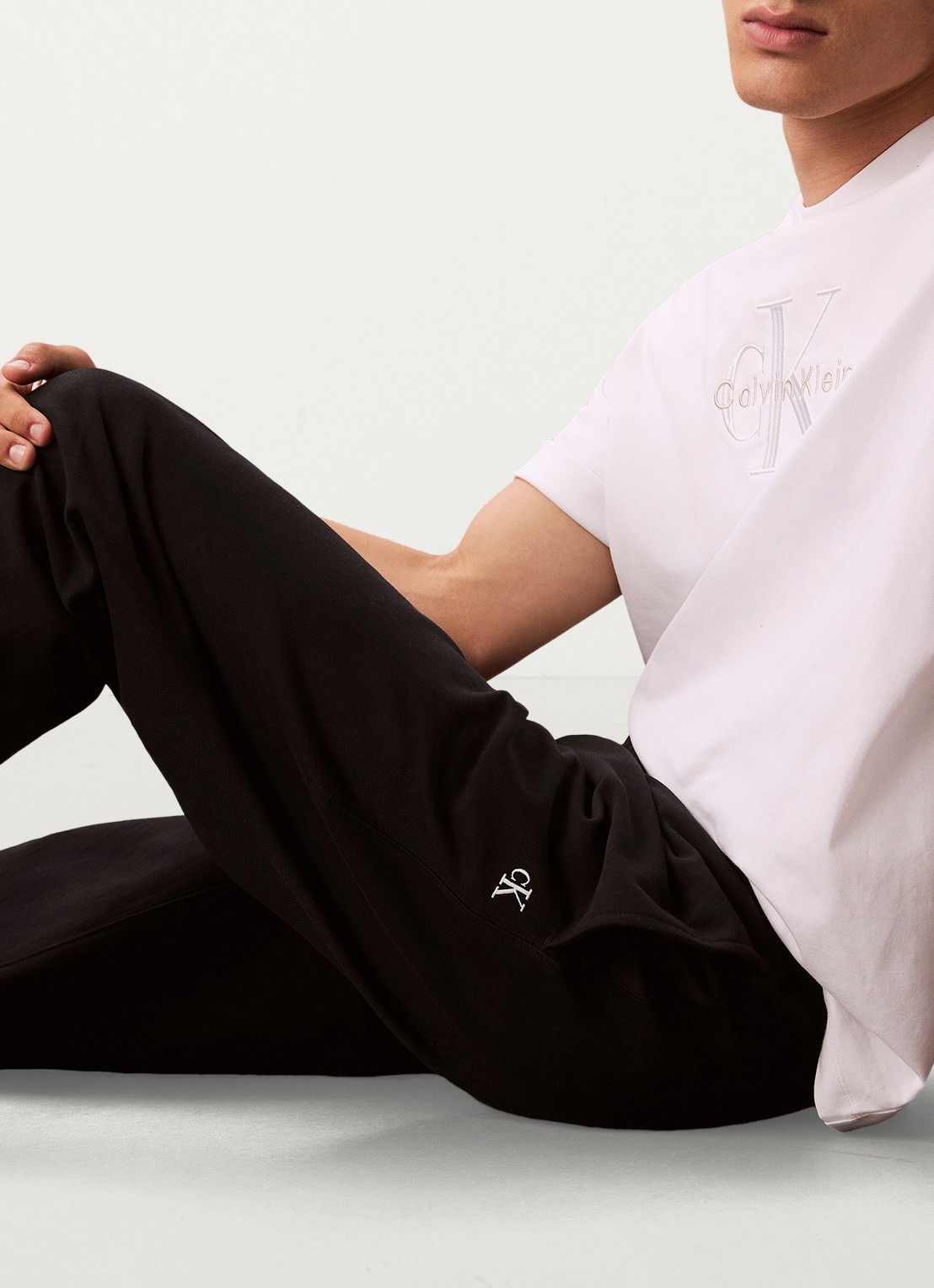 Calvin Klein Tapered fit joggingbroek met logo - detail 6 zwart