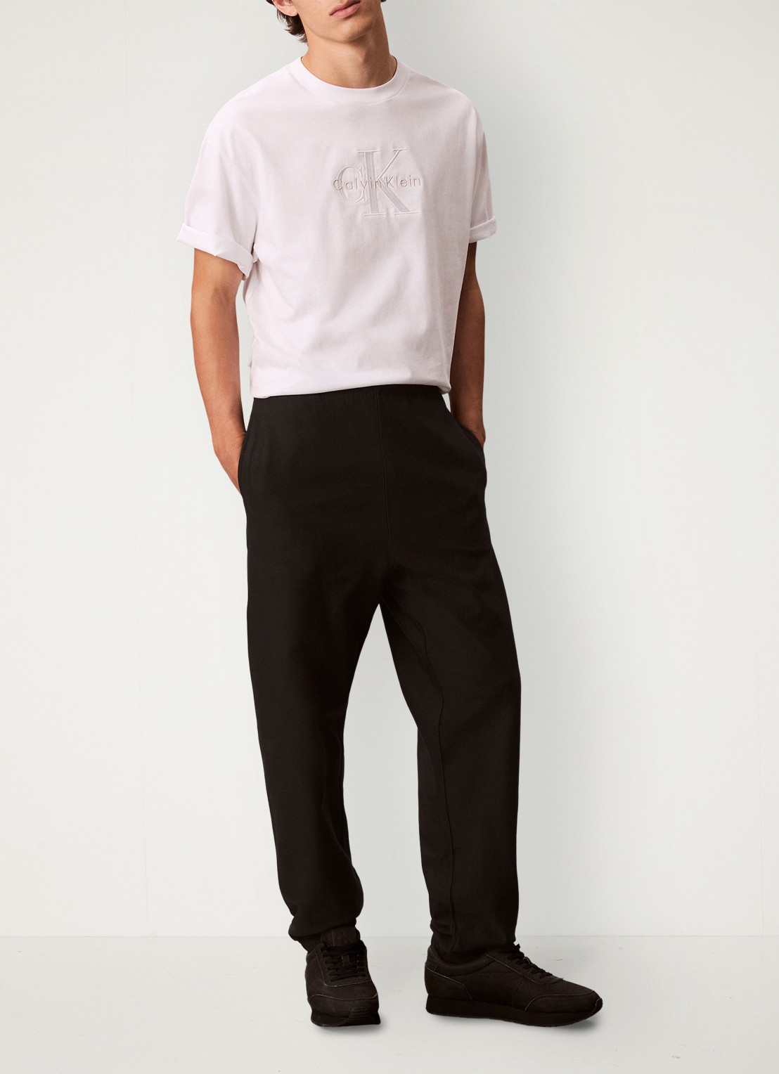 Calvin Klein Tapered fit joggingbroek met logo - voorkant 2 zwart