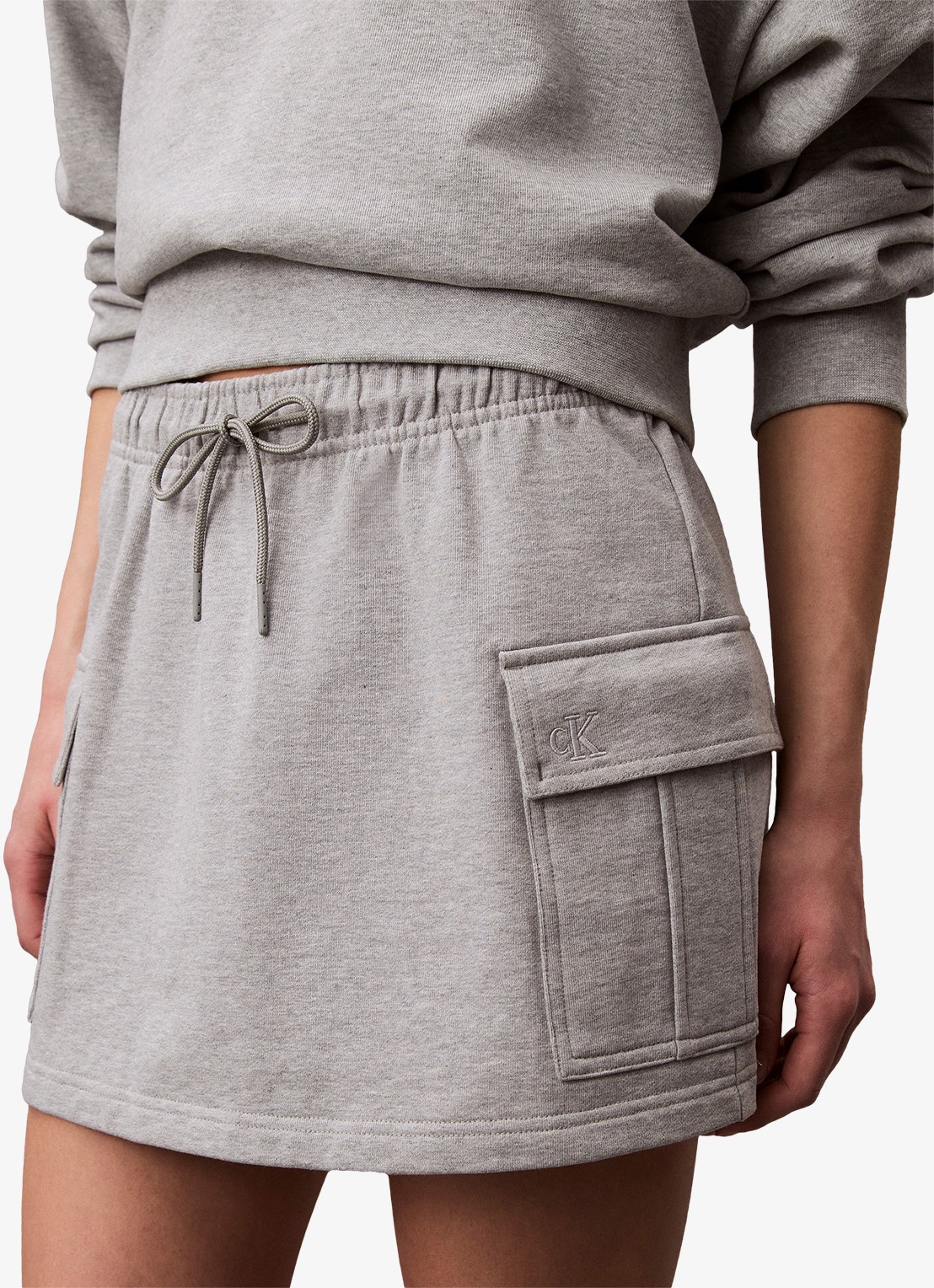 Calvin Klein Terry Cargo minirok met klepzakken - detail 4 grijsmele