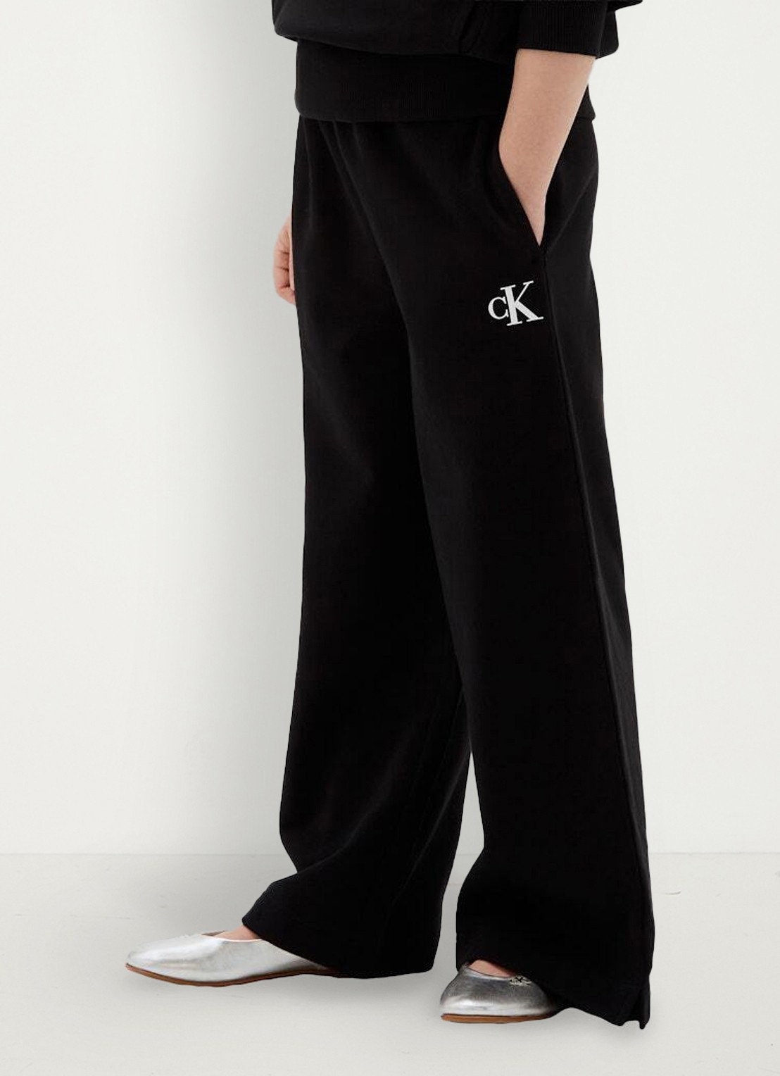 Calvin Klein Wide leg joggingbroek met logoborduring - detail 2 zwart