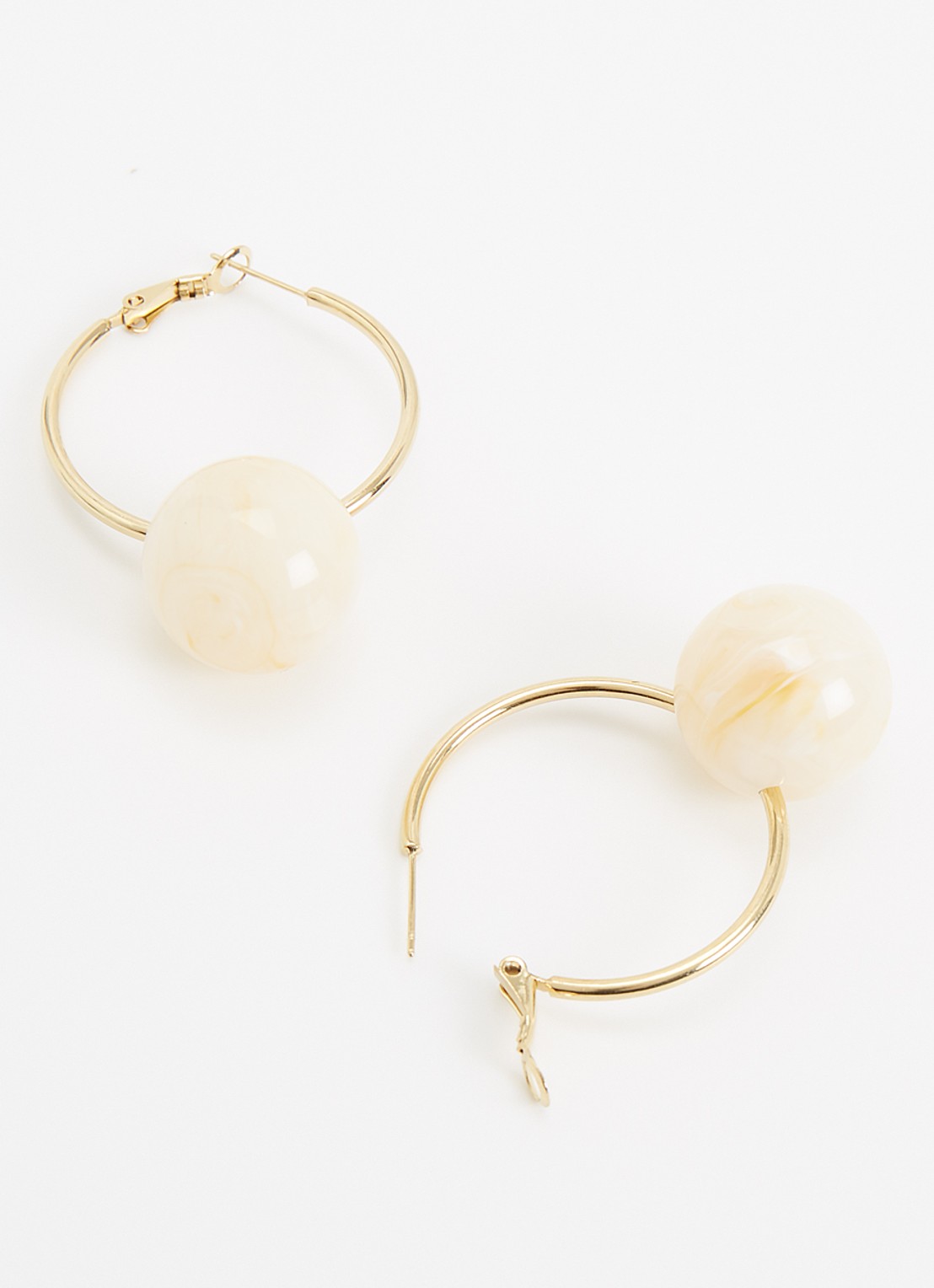 Camps & Camps Big Bauble oorringen verguld - detail creme