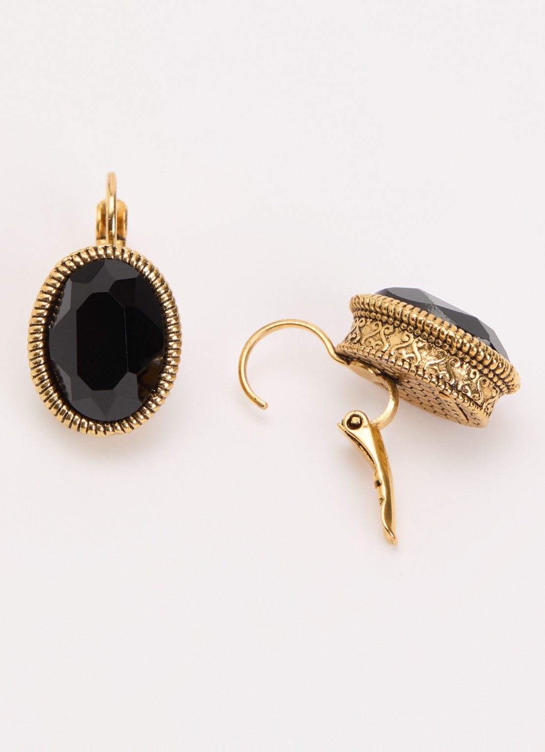 Camps & Camps Jet black oorhangers verguld - detail goud