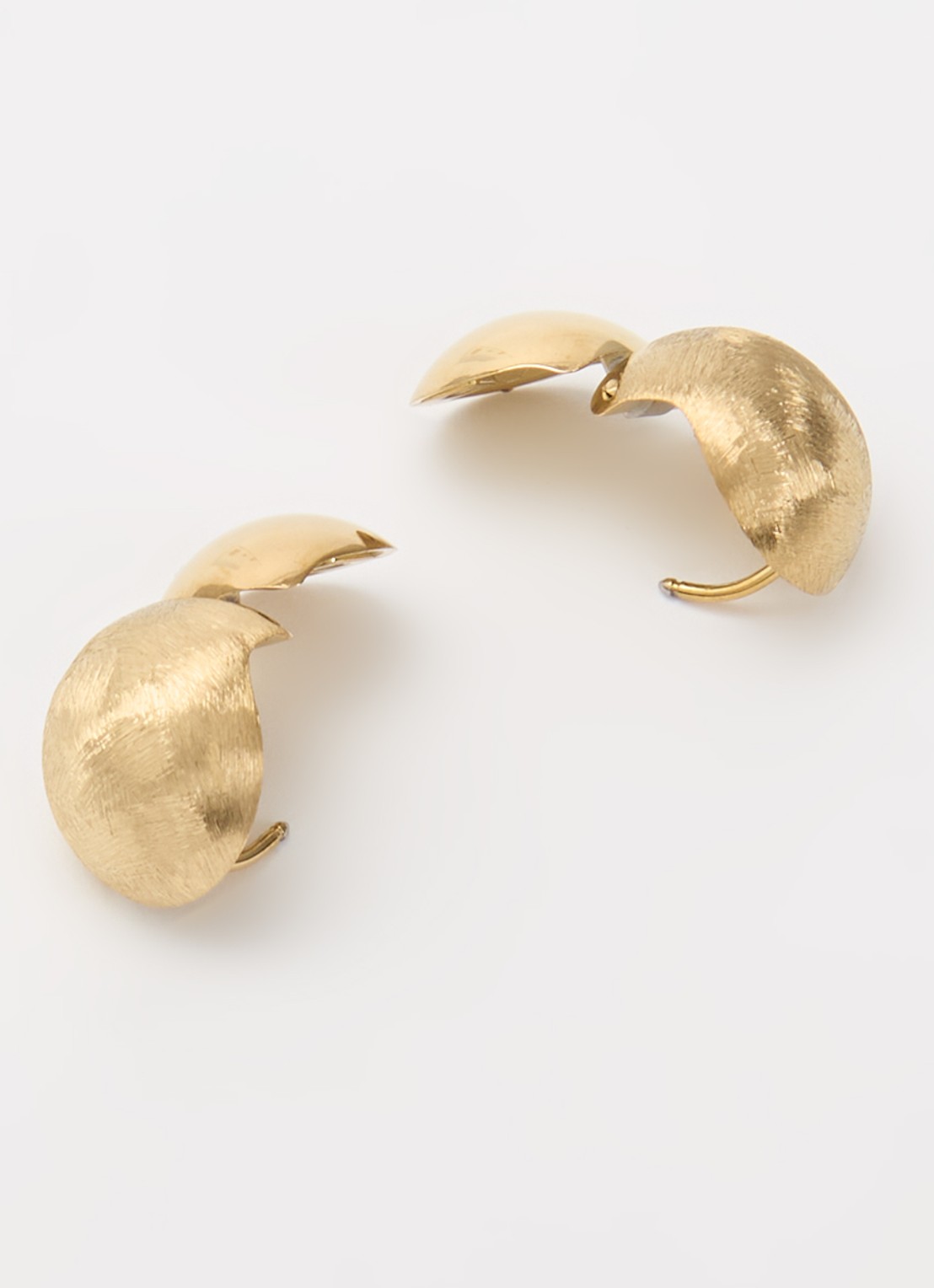 Camps & Camps Matte Huggy oorringen verguld - detail 2 goud