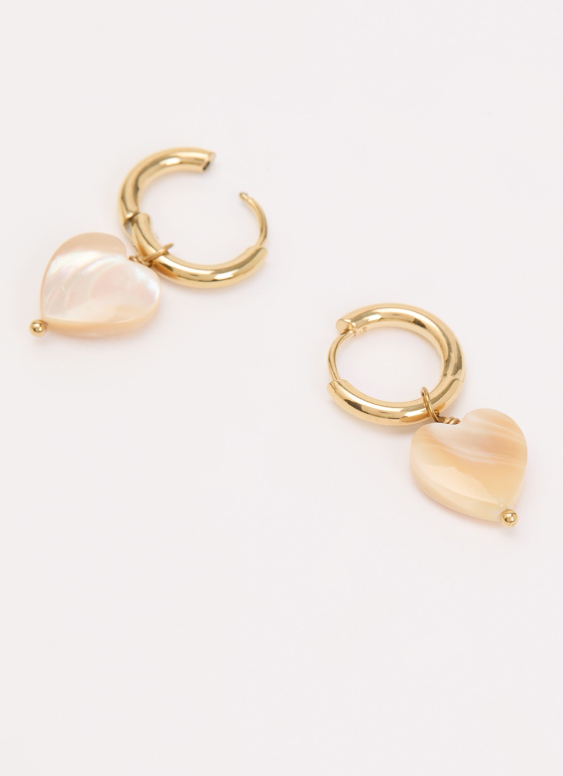 Camps & Camps Mother of Pearl Heart oorringen verguld - detail 3 goud