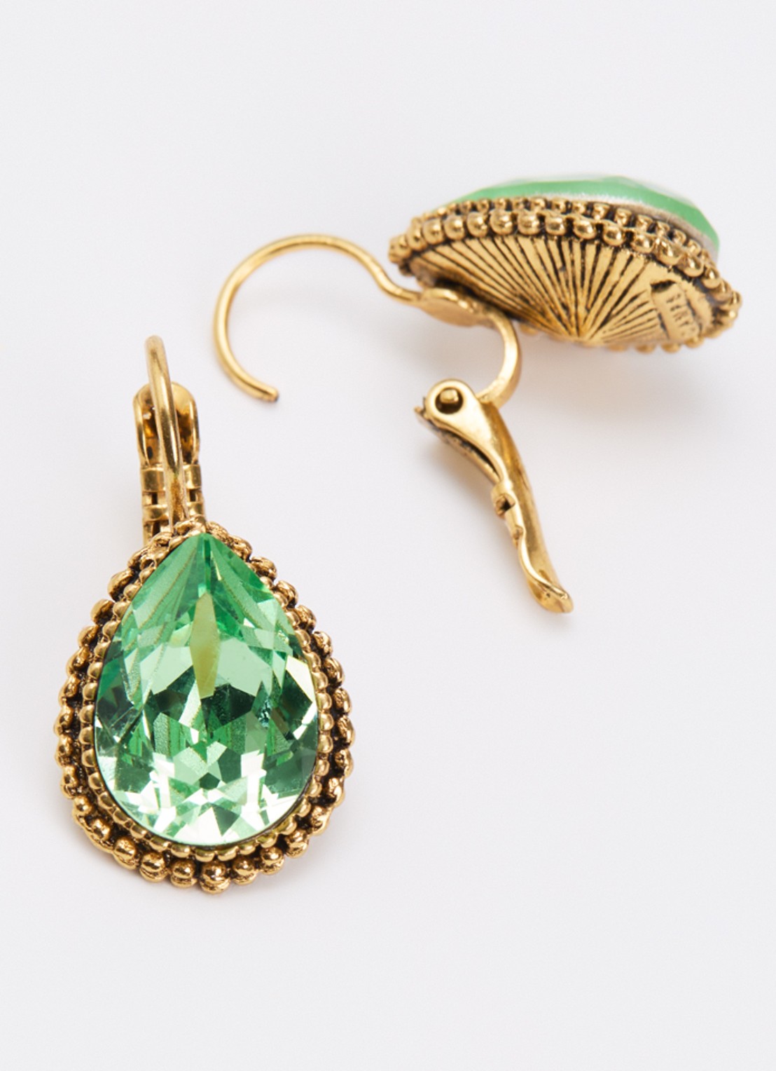 Camps & Camps Oorhangers met Swarovski kristal verguld - detail groen