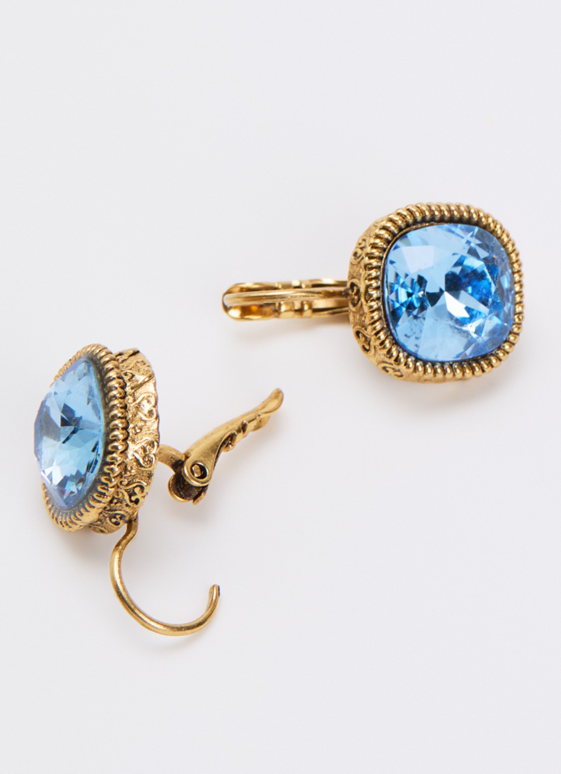 Camps & Camps Oorhangers met Swarovski kristal verguld - detail 3 lichtblauw