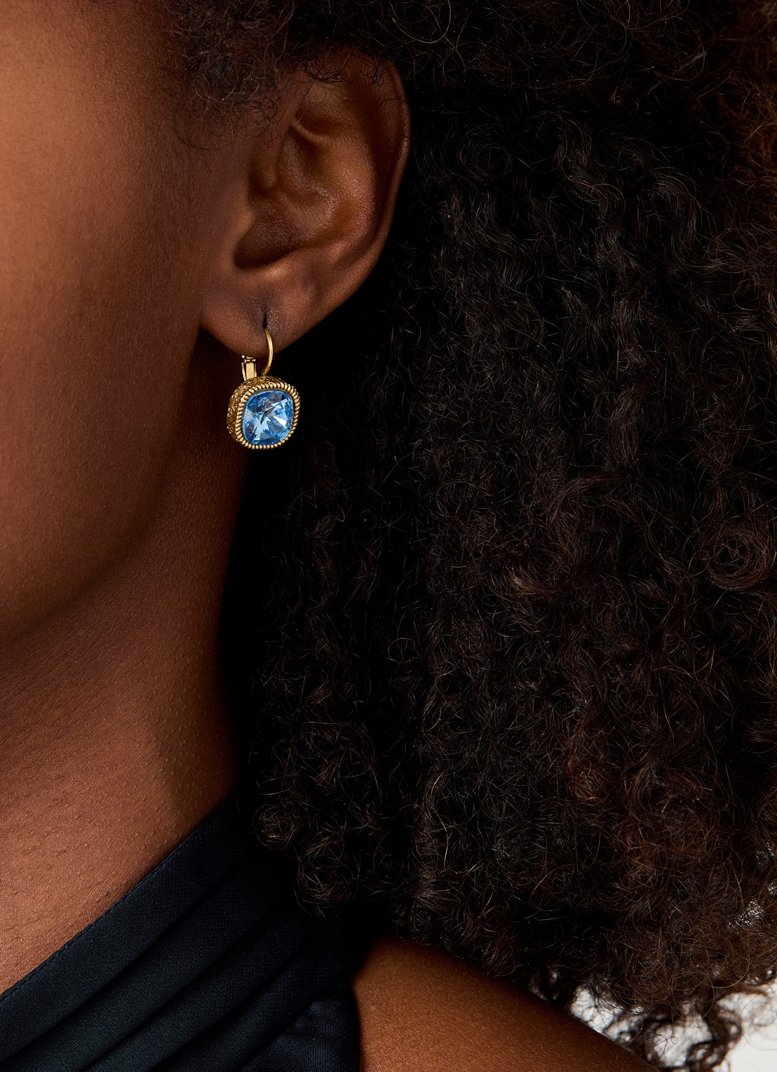 Camps & Camps Oorhangers met Swarovski kristal verguld - voorkant 2 lichtblauw