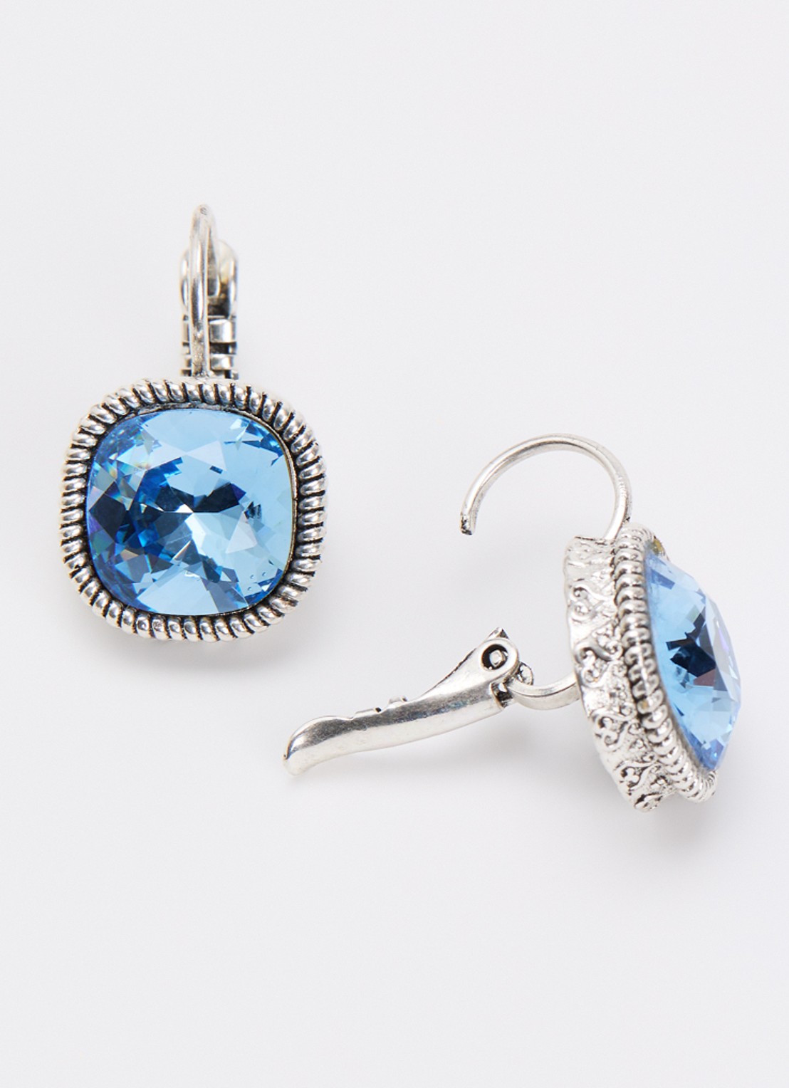 Camps & Camps Oorhangers met Swarovski kristal - detail lichtblauw