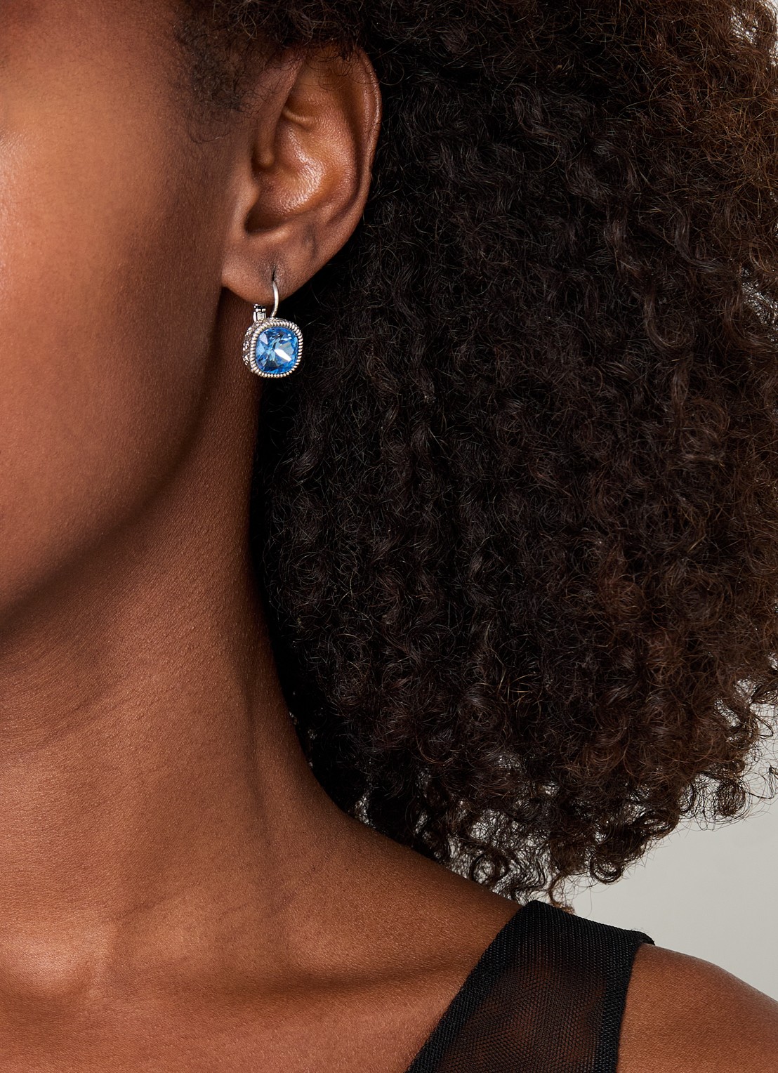 Camps & Camps Oorhangers met Swarovski kristal - voorkant 3 lichtblauw