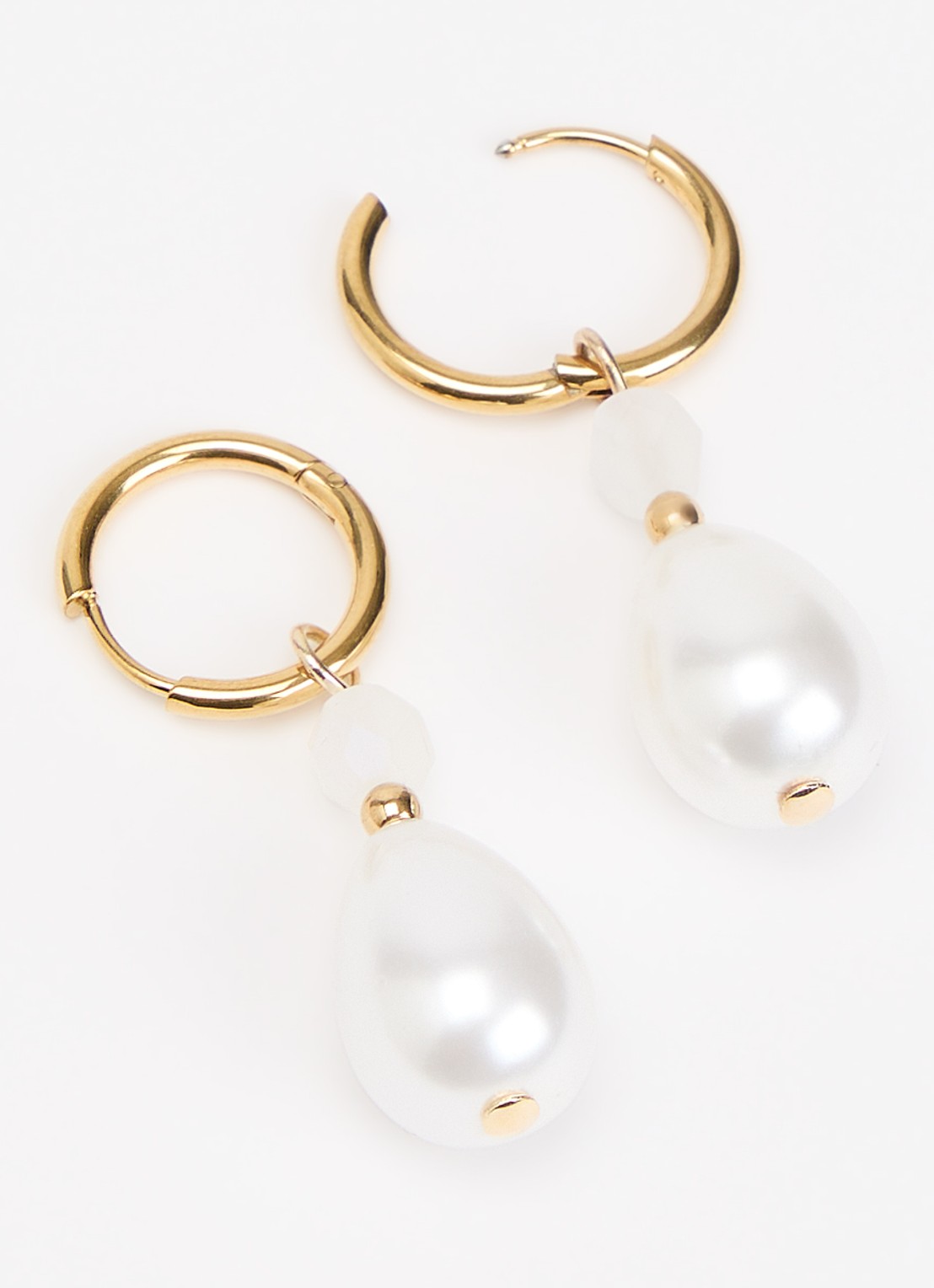 Camps & Camps White Pearl Droplet oorringen verguld - detail 2 goud