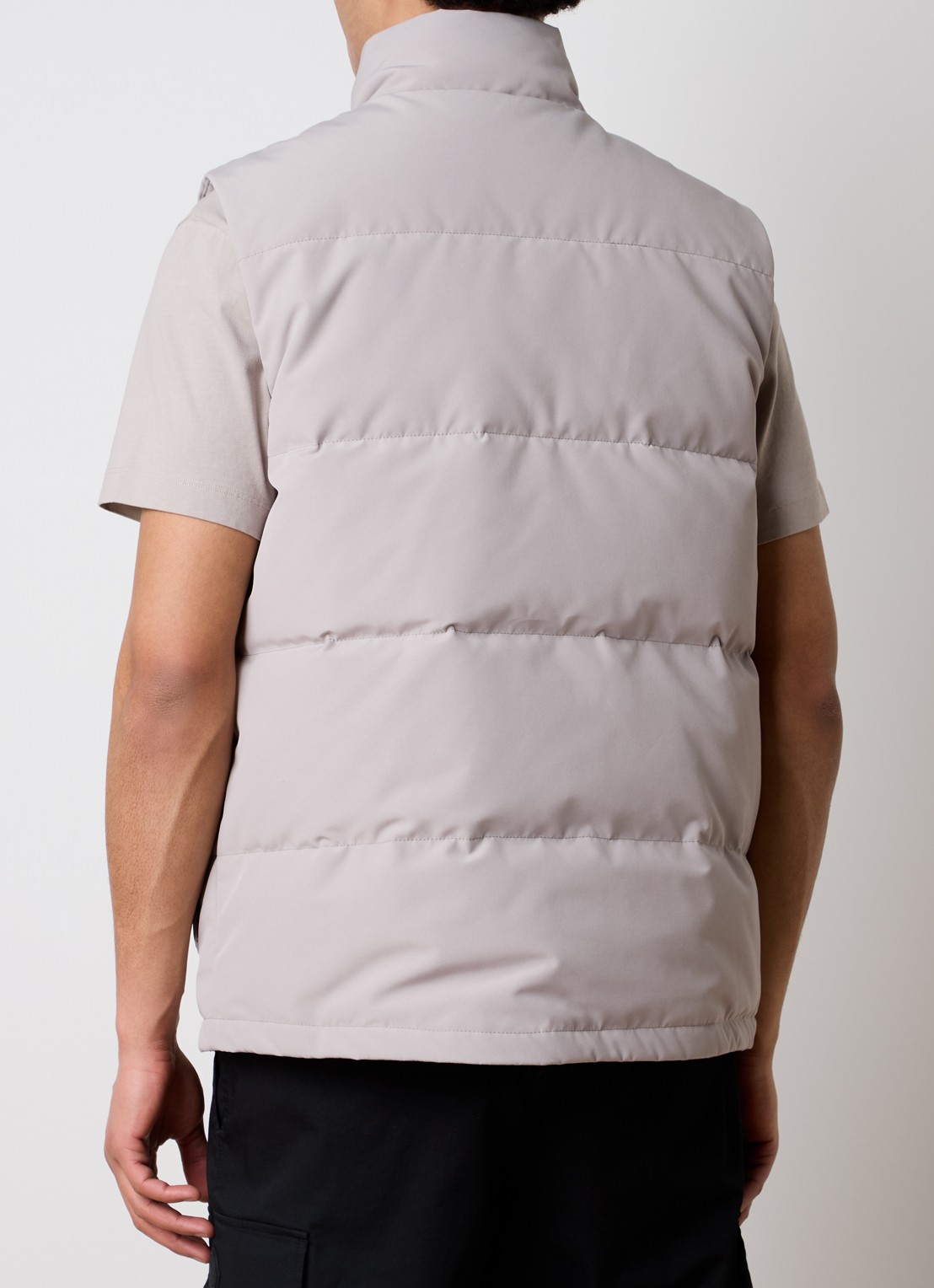 Canada Goose Freestyle gewatteerde bodywarmer met donsvulling en steekzakken - achterkant donkerbeige