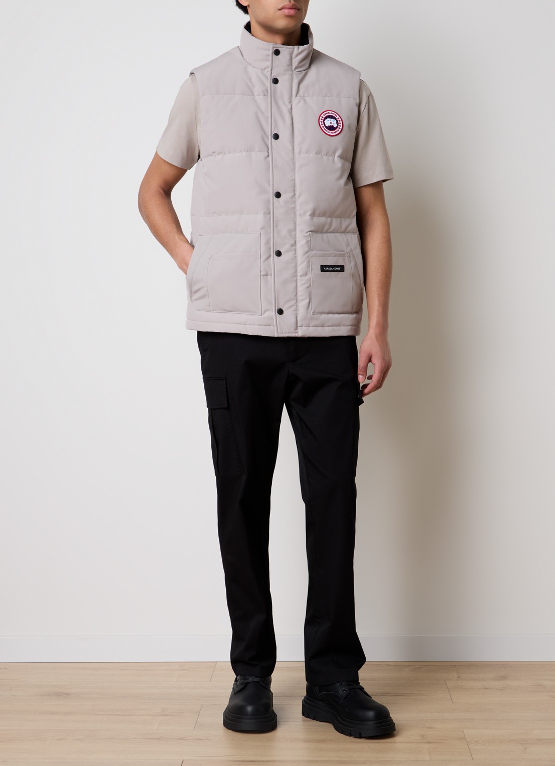 Canada Goose Freestyle gewatteerde bodywarmer met donsvulling en steekzakken - voorkant 3 donkerbeige