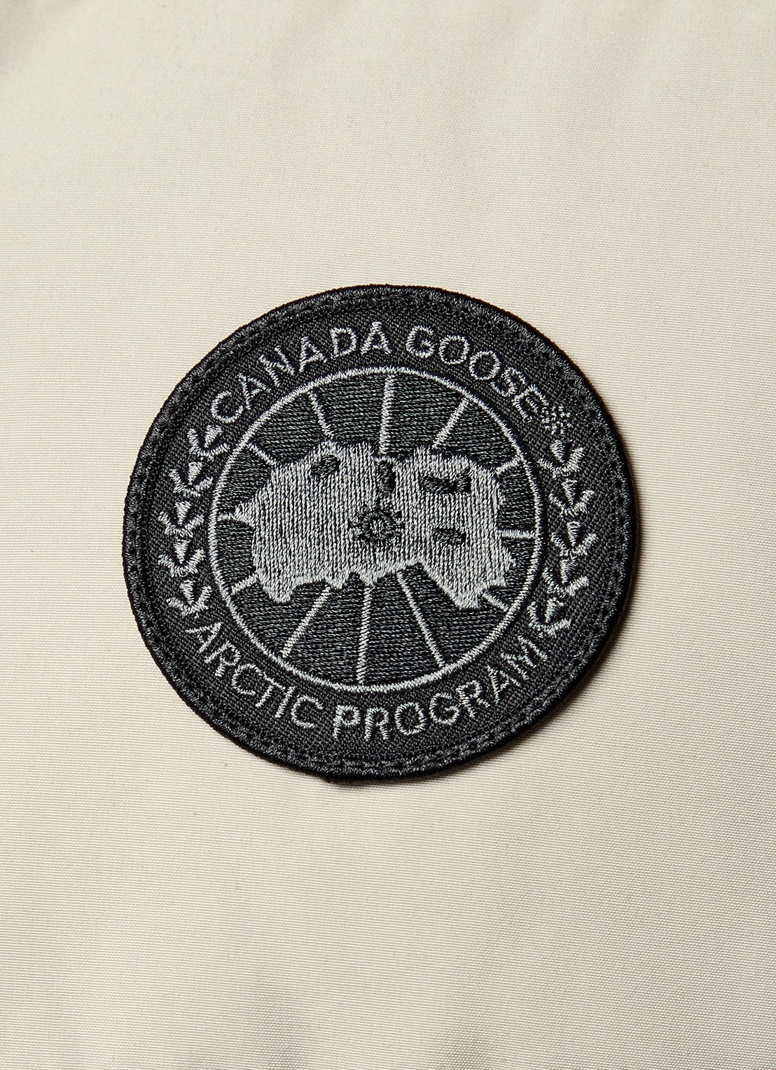 Canada Goose Garson gewatteerde bodywarmer met donsvulling en logo - detail 2 donkerbeige
