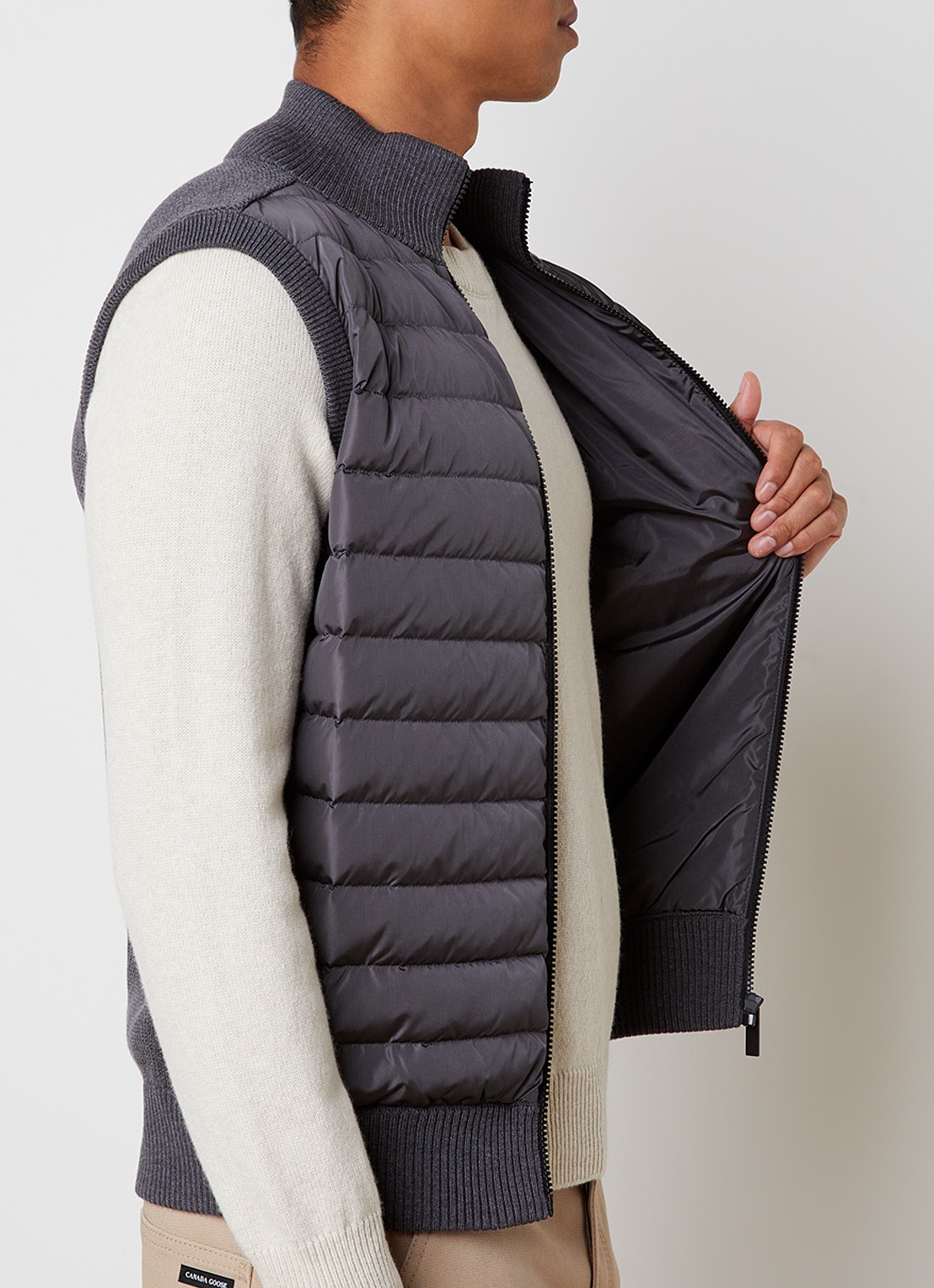 Canada Goose Hybridge ribgebreid vest van wol met gewatteerd voorpand - detail 5 antraciet