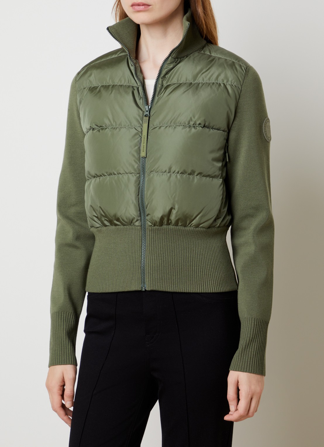 Canada Goose Hybridge Wide fijngebreid vest van merino wol met gewatteerd voor- en achterpant - detail groen