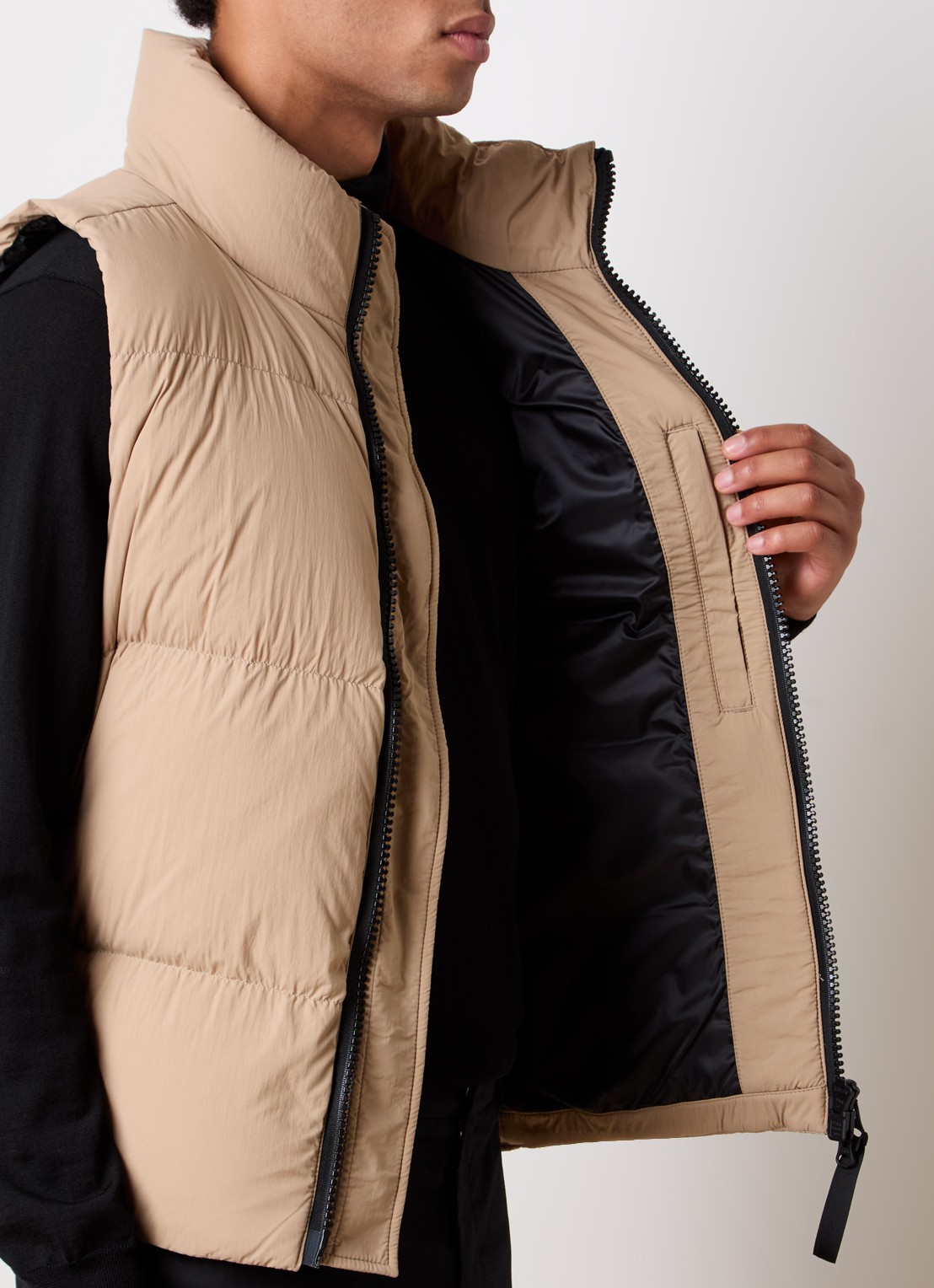 Canada Goose Lawrence gewatteerde bodywarmer met donsvulling - detail 5 zand
