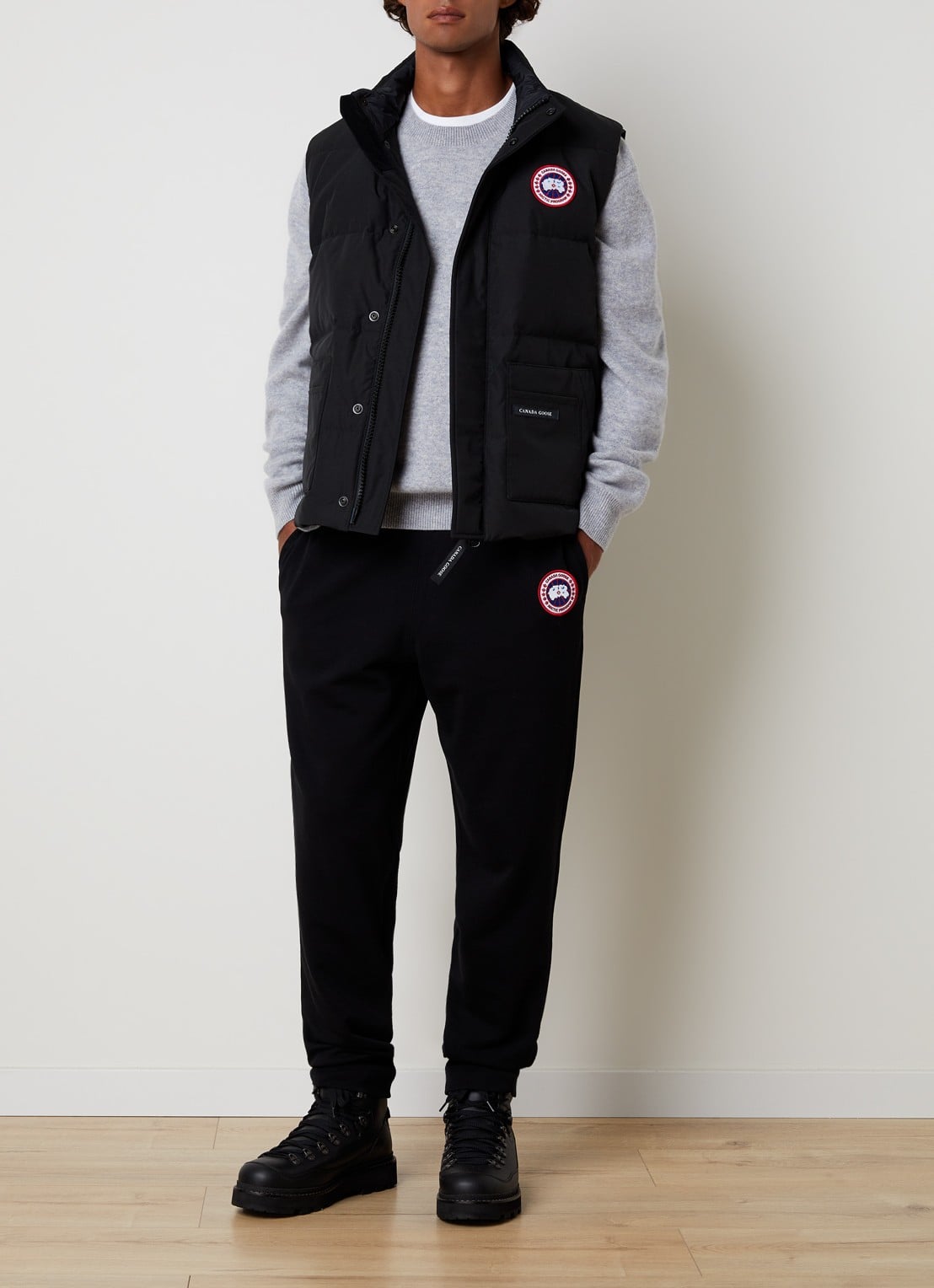 Canada Goose Loon tapered fit joggingbroek met logo en steekzakken - voorkant 6 zwart