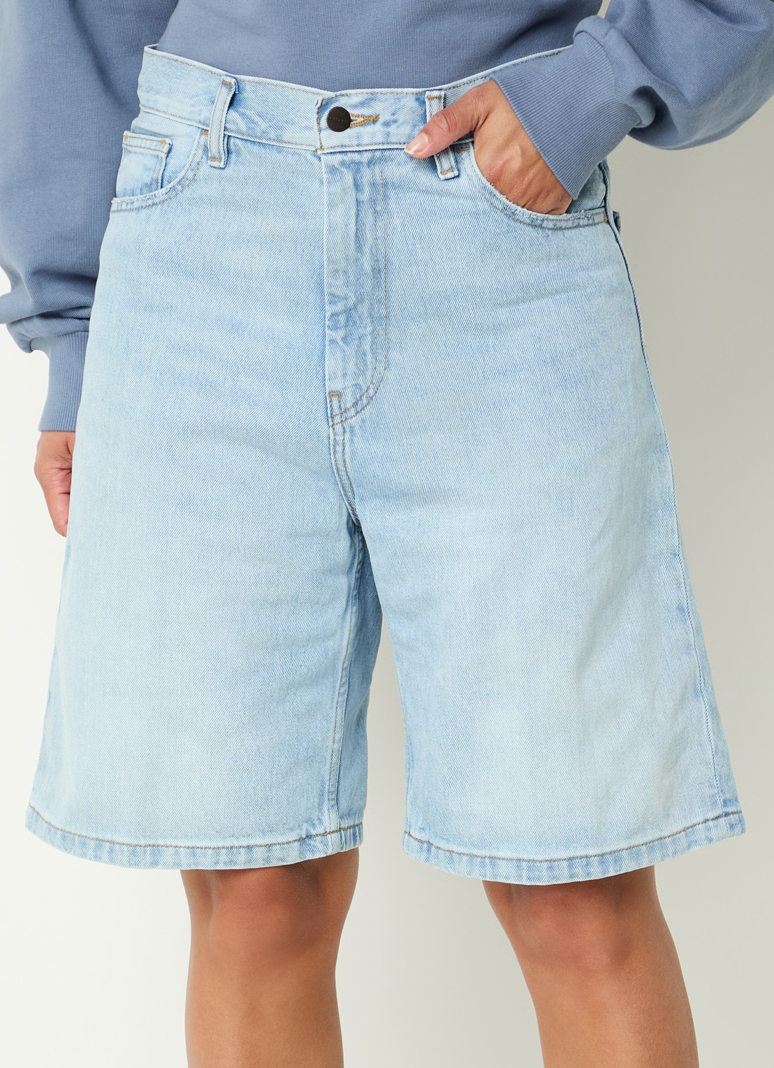 Carhartt WIP Brandon high waist straight fit korte broek van denim - detail 4 lichtblauw