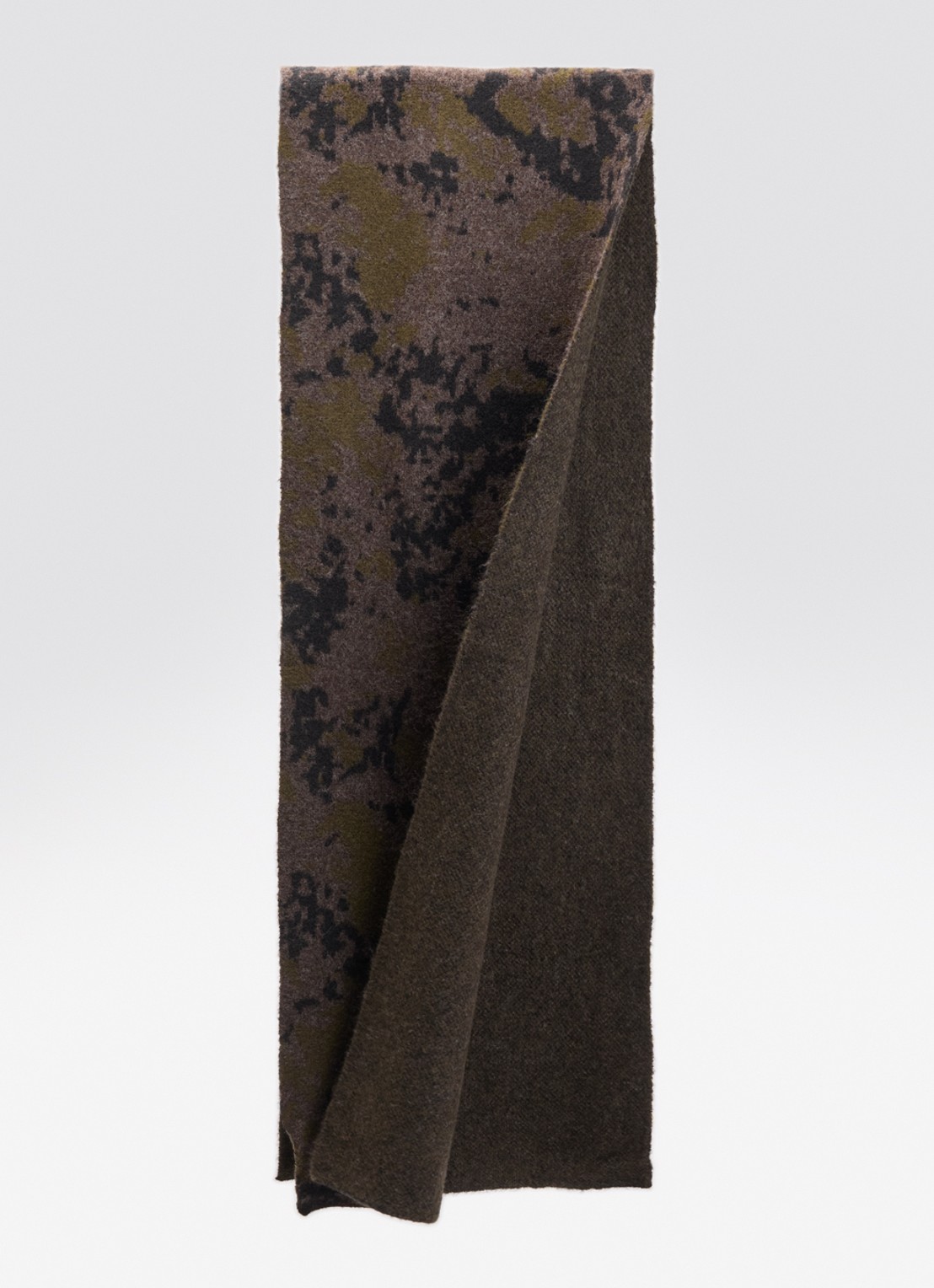 Carhartt WIP Camo Disperse sjaal met camouflageprint 215 x 35 cm - detail legergroen