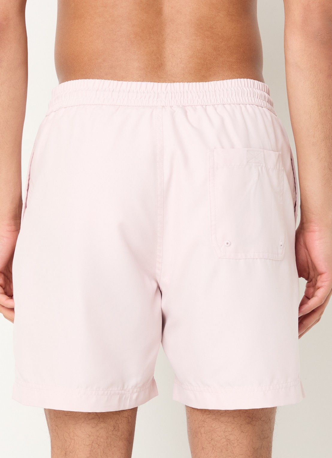 Carhartt WIP Chase zwemshorts met steekzakken en logo - achterkant 2 zalmroze