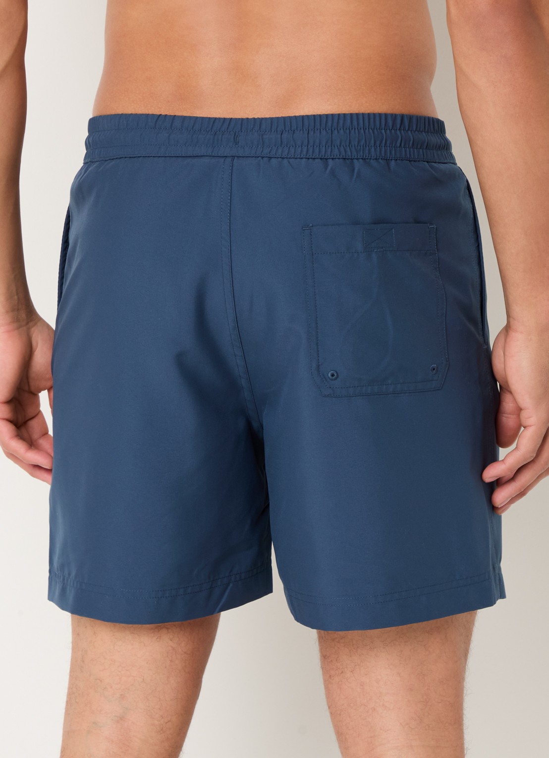 Carhartt WIP Chase zwemshorts met steekzakken en logo - achterkant 4 donkerblauw