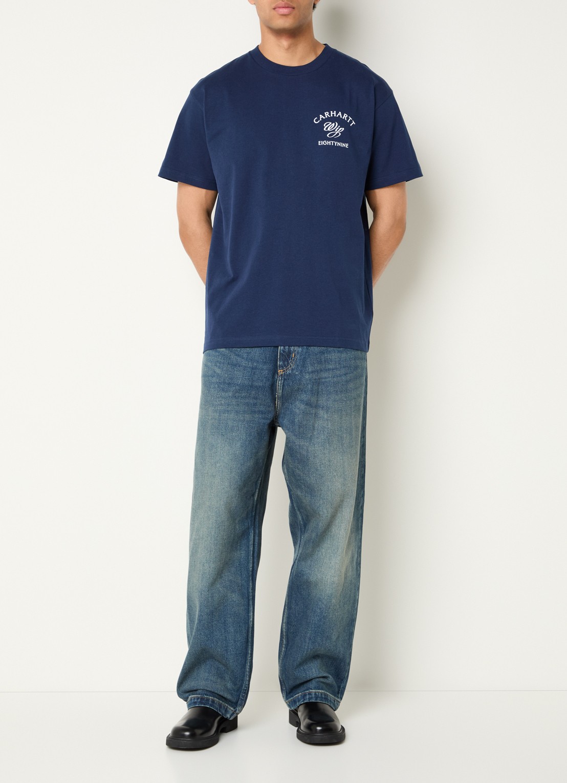 Carhartt WIP Eightynine T-shirt met logo- en backprint - voorkant 3 donkerblauw